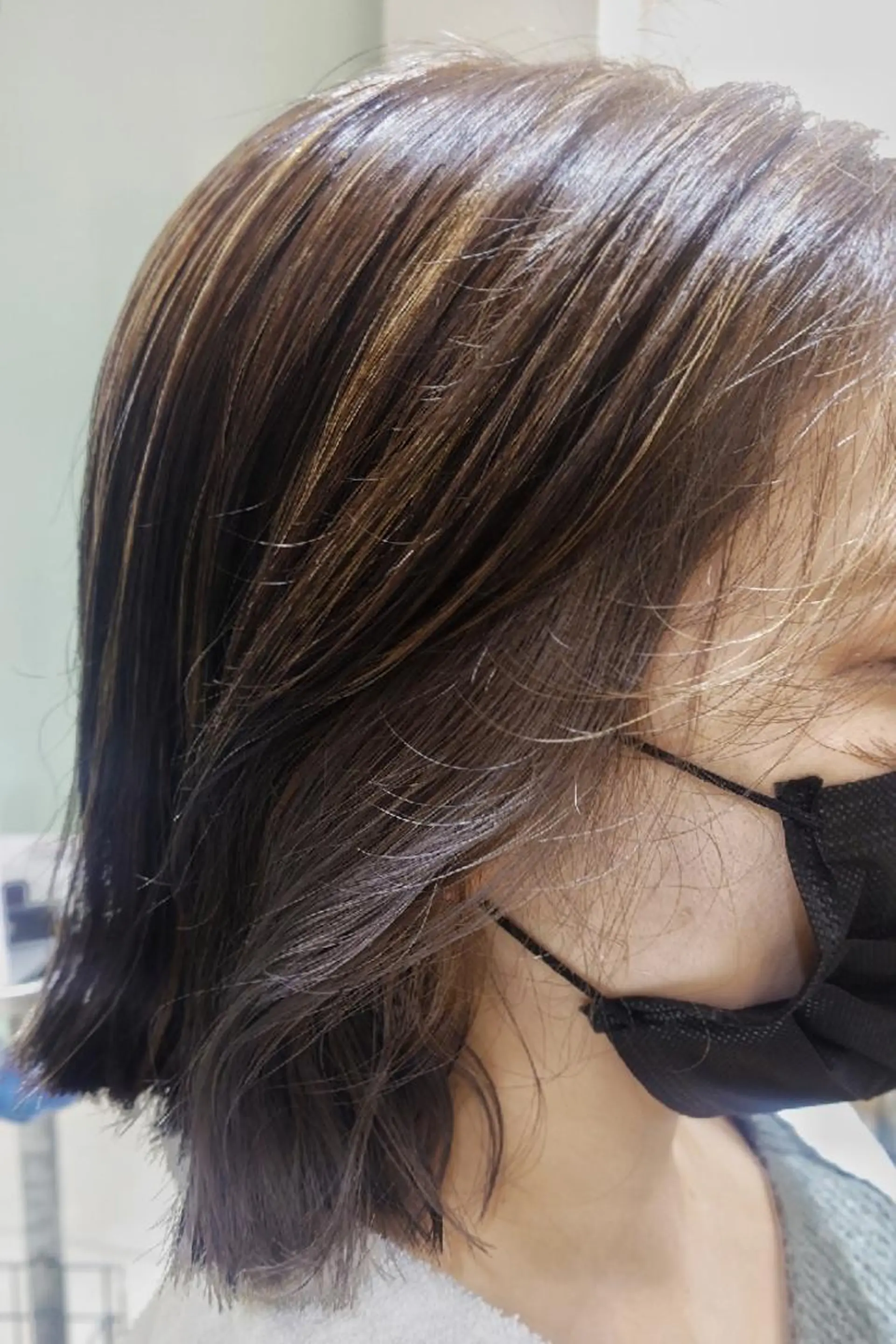 ミディアム カラー イヤリングカラー ハイライトカラー メッシュ シルバー ハイライト あいだ🐼ミニモ ２月限定クーポン配信のヘアスタイル