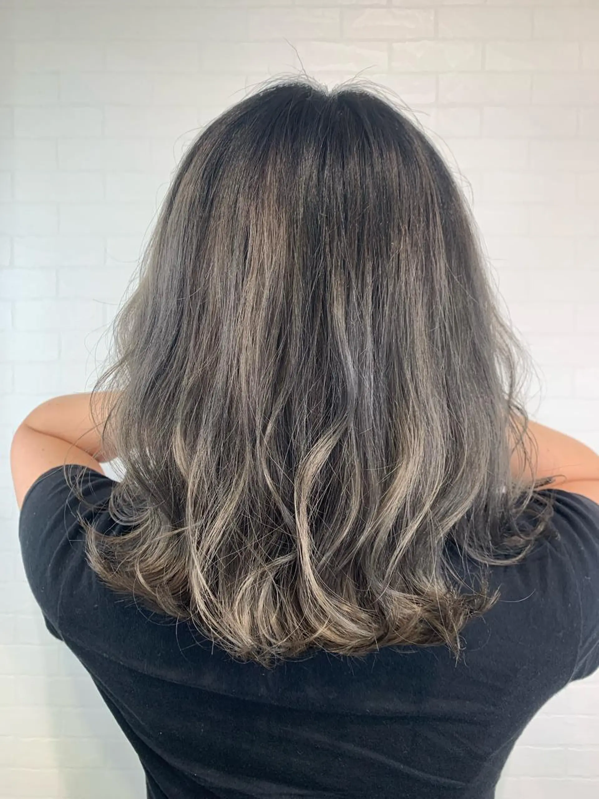 セミロング レイヤーカット ヘアカラー 中村 維久美のヘアスタイル