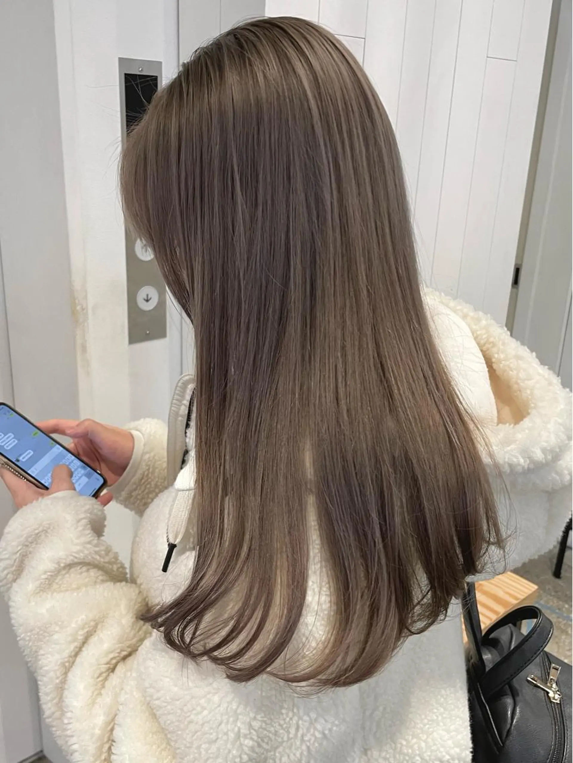 ロング カラー ベージュカラー ミルクティーベージュ ヘアカラー 韓国ヘア🤍 ayanaのヘアスタイル