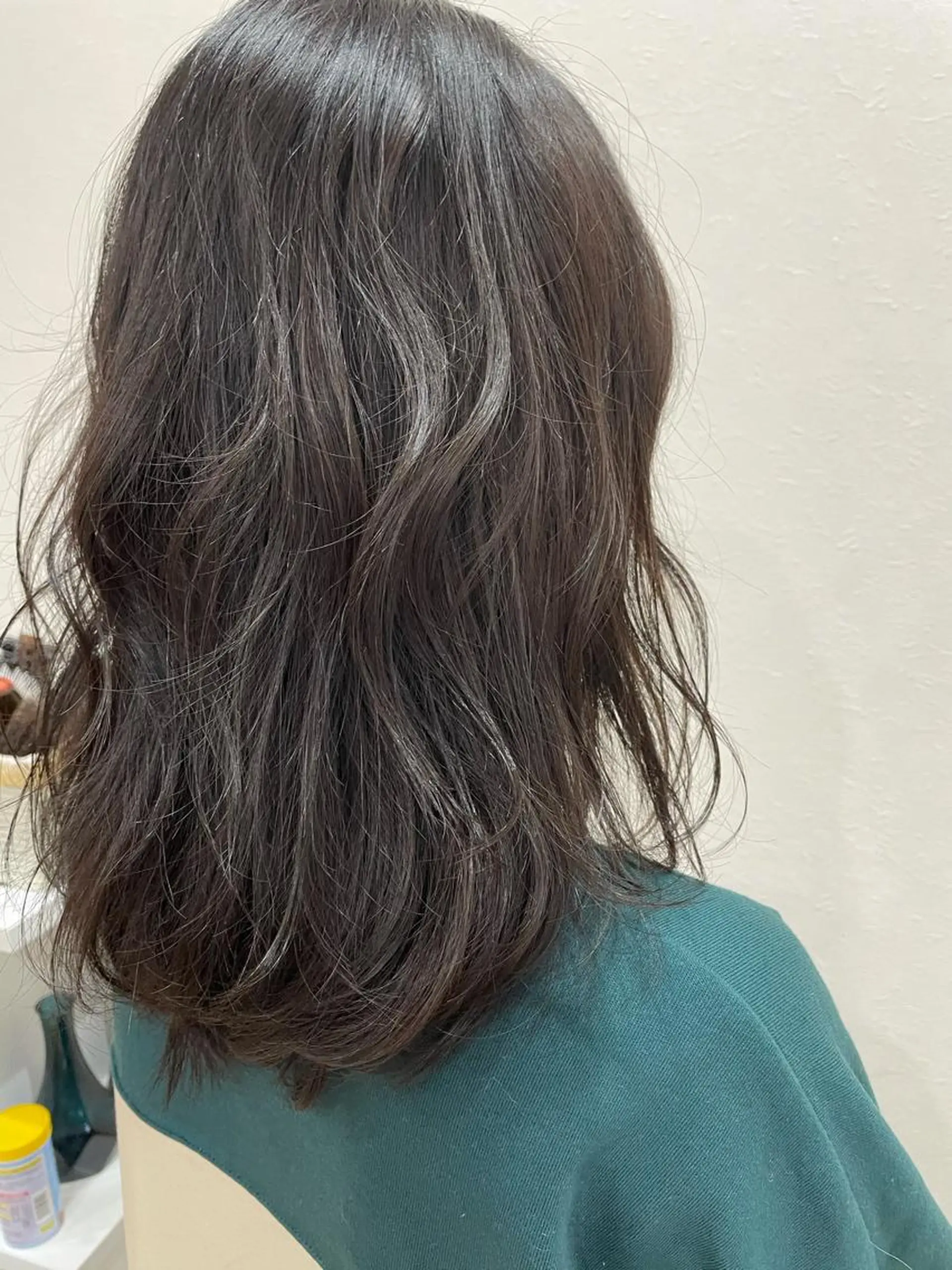 ミディアム カラー 佐治 梨乃のヘアスタイル