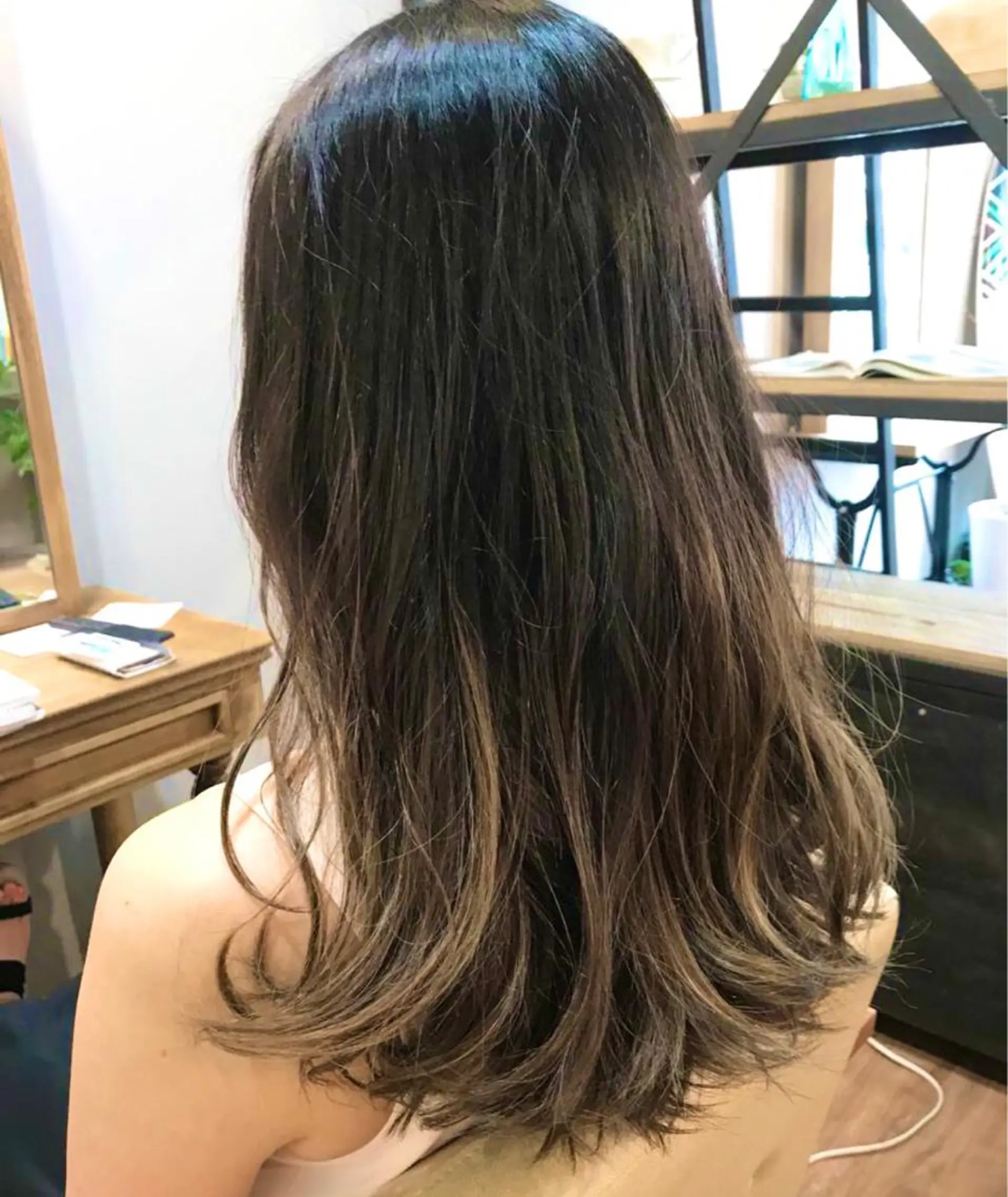 ロング カラー ベージュカラー ブラウンカラー ブラウンベージュ 新井 友菜のヘアスタイル