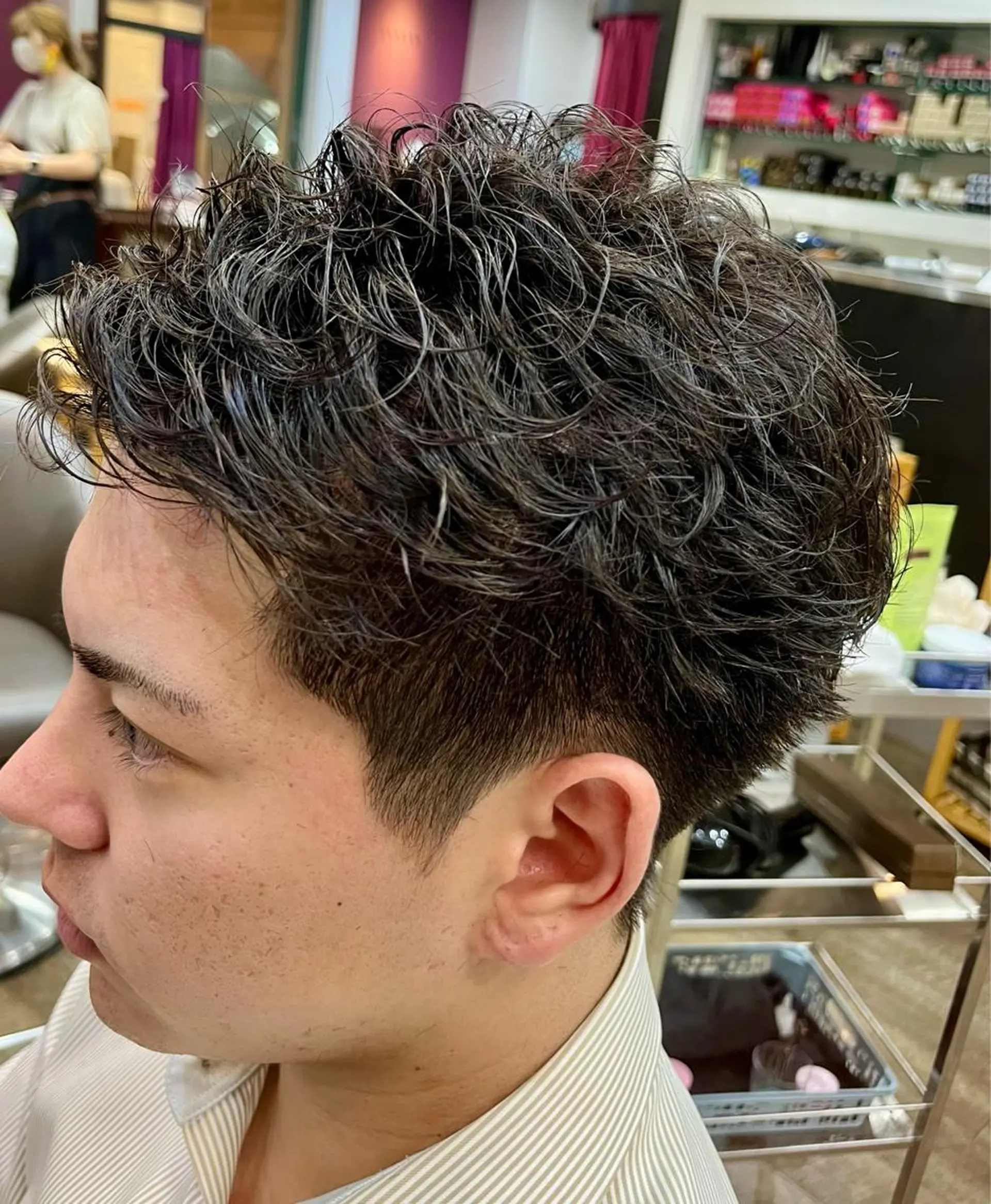 メンズ 刈り上げ カット パーマ 髪質改善、パーマ 山崎純生のヘアスタイル