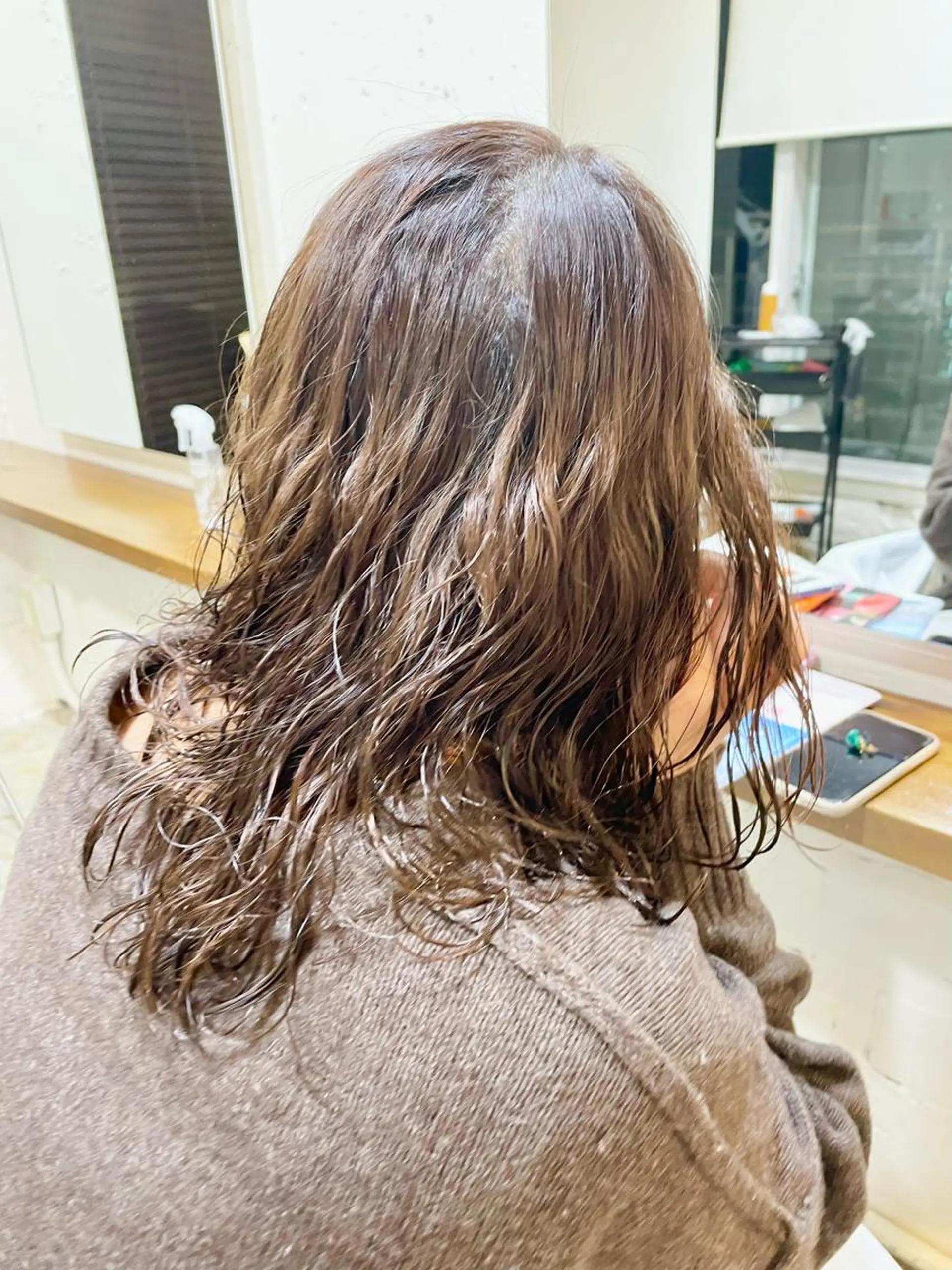 ミディアム カラー パーマ カット パーマ トリートメント レイヤー／似合わせ TAKUYAのヘアスタイル