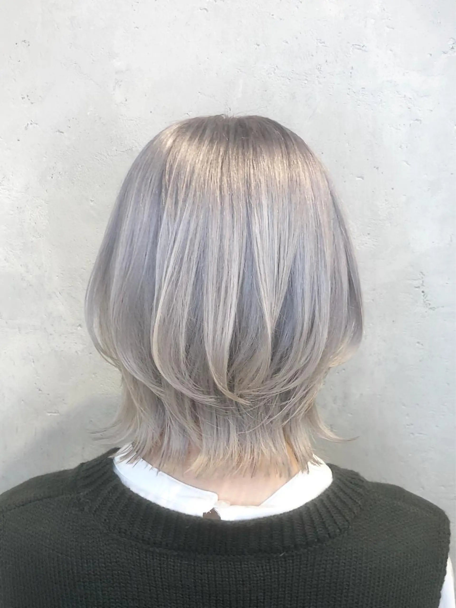 ショート カラー ヘアアレンジ シルバー ホワイトシルバー ウルフカット ｲﾝﾅｰｶﾗｰ屋さん 🫧伊藤拓実のヘアスタイル