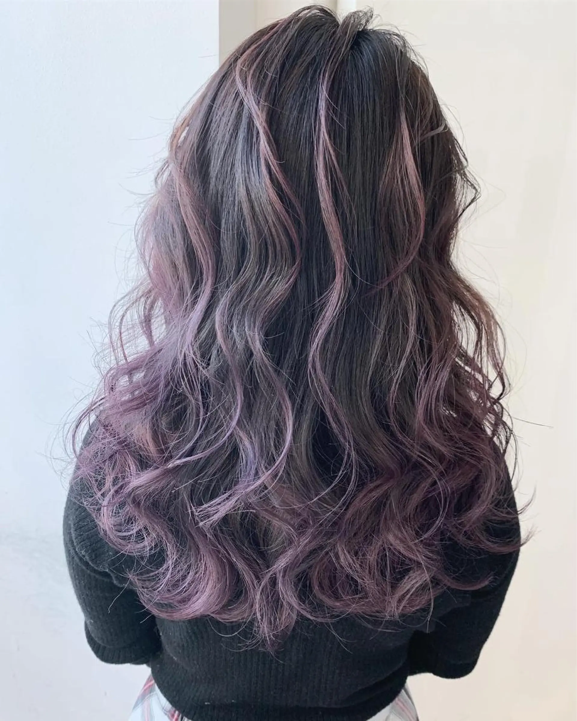 ロング カラー パーマ ヘアアレンジ 黒髪 ブリーチ ダブルカラー 【公式】amble luxe池袋東口🩷のヘアスタイル