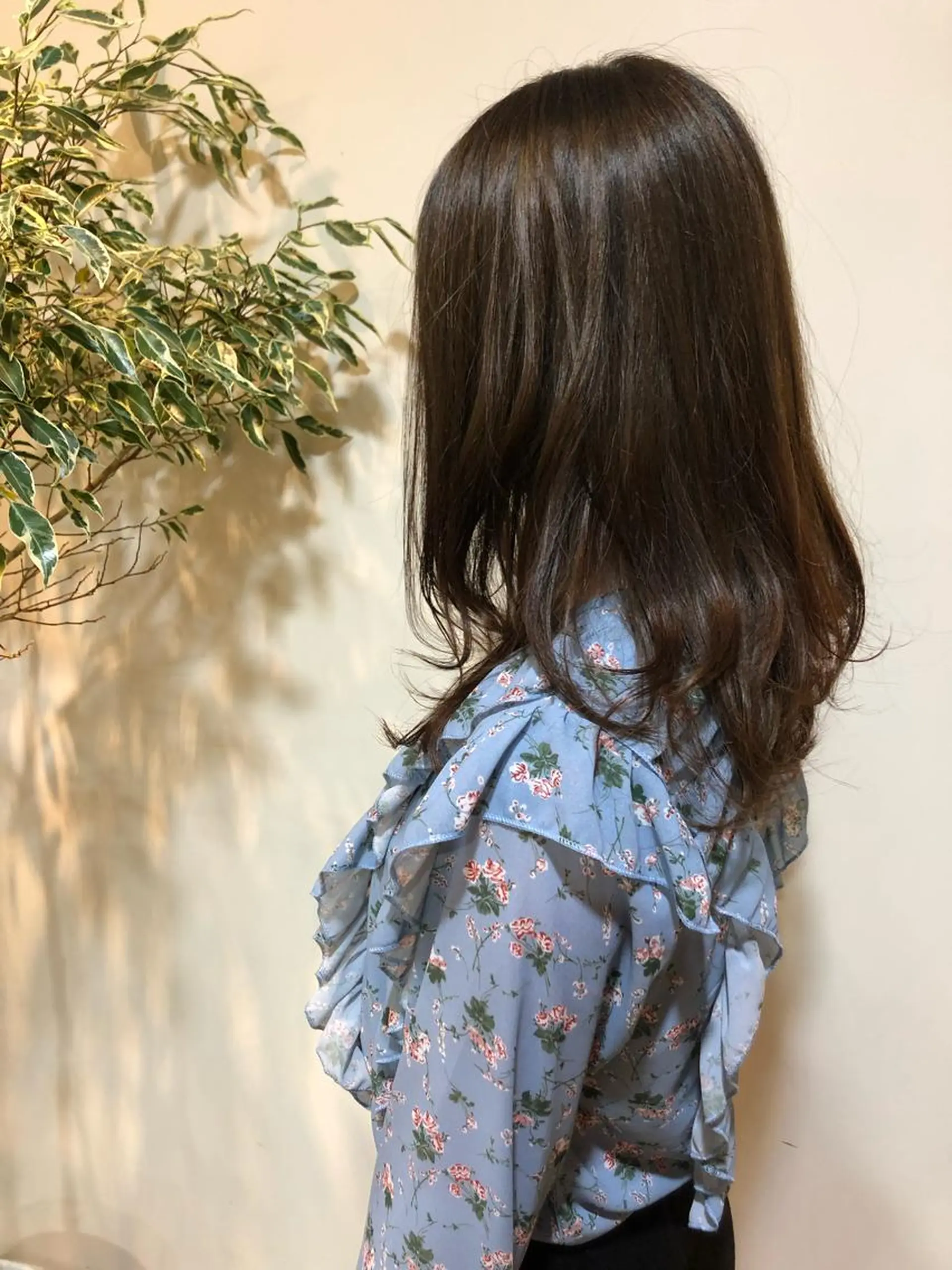 ロング MIOベージュカラー 柔らかいカラーのヘアスタイル