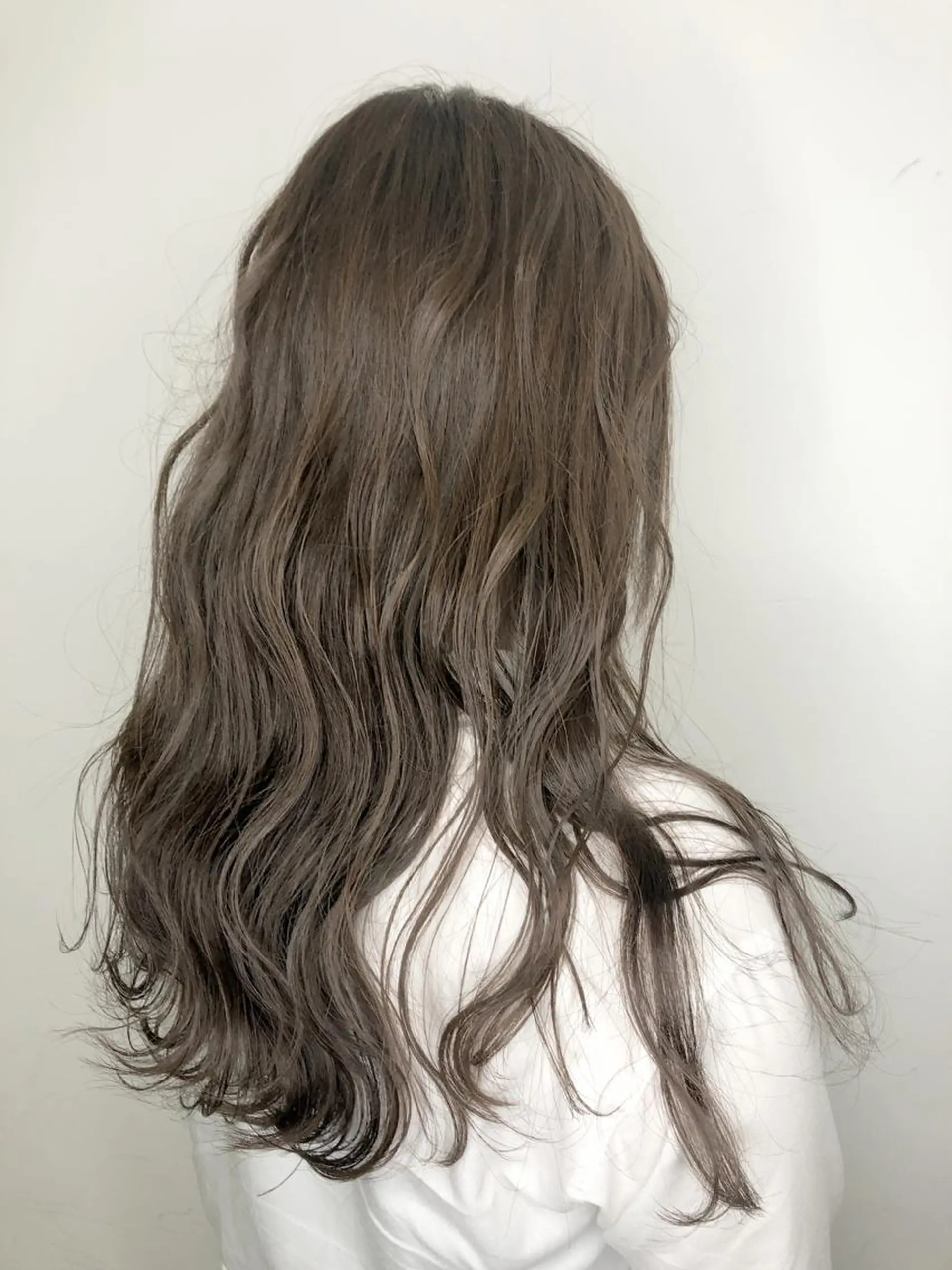 セミロング アッシュ ハイライト メンズ レイヤー ウルフ 弓木啓輔のヘアスタイル