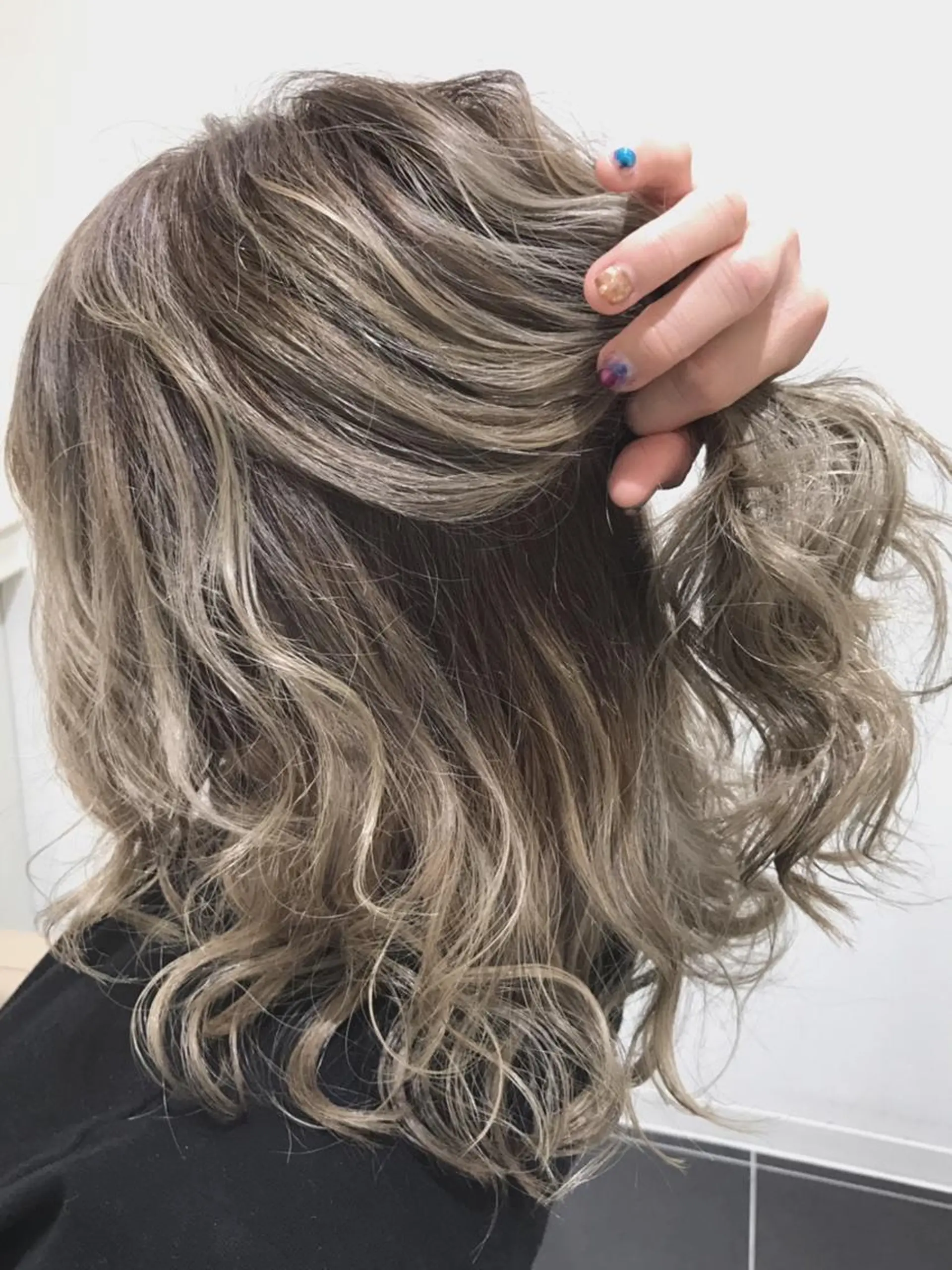 ミディアム カラー アッシュ バレイヤージュ 透明感カラー グラデーションカラー ミルクティーアッシュ カット ヘアカラー 山崎俊輔/髪質改善 /バレイヤージュのヘアスタイル