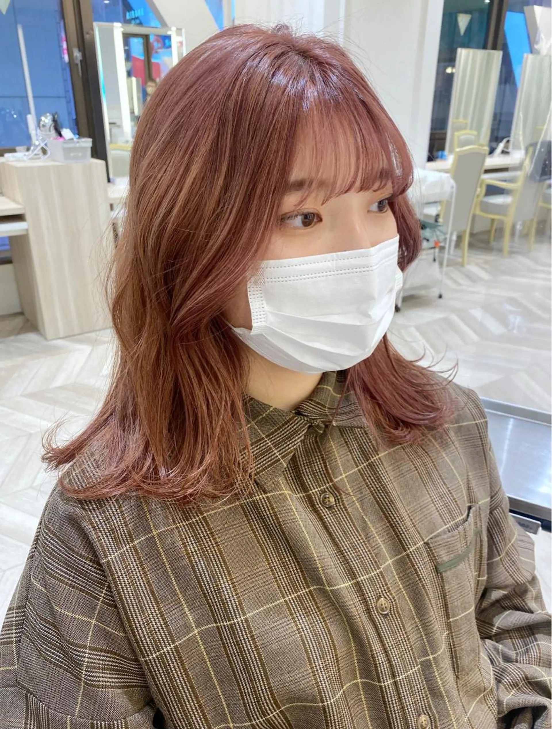 ミディアム カラー ベージュカラー ピンクカラー ピンクベージュ カット ヘアカラー トリートメント ベージュ/インナー カラー🤍Rieのヘアスタイル