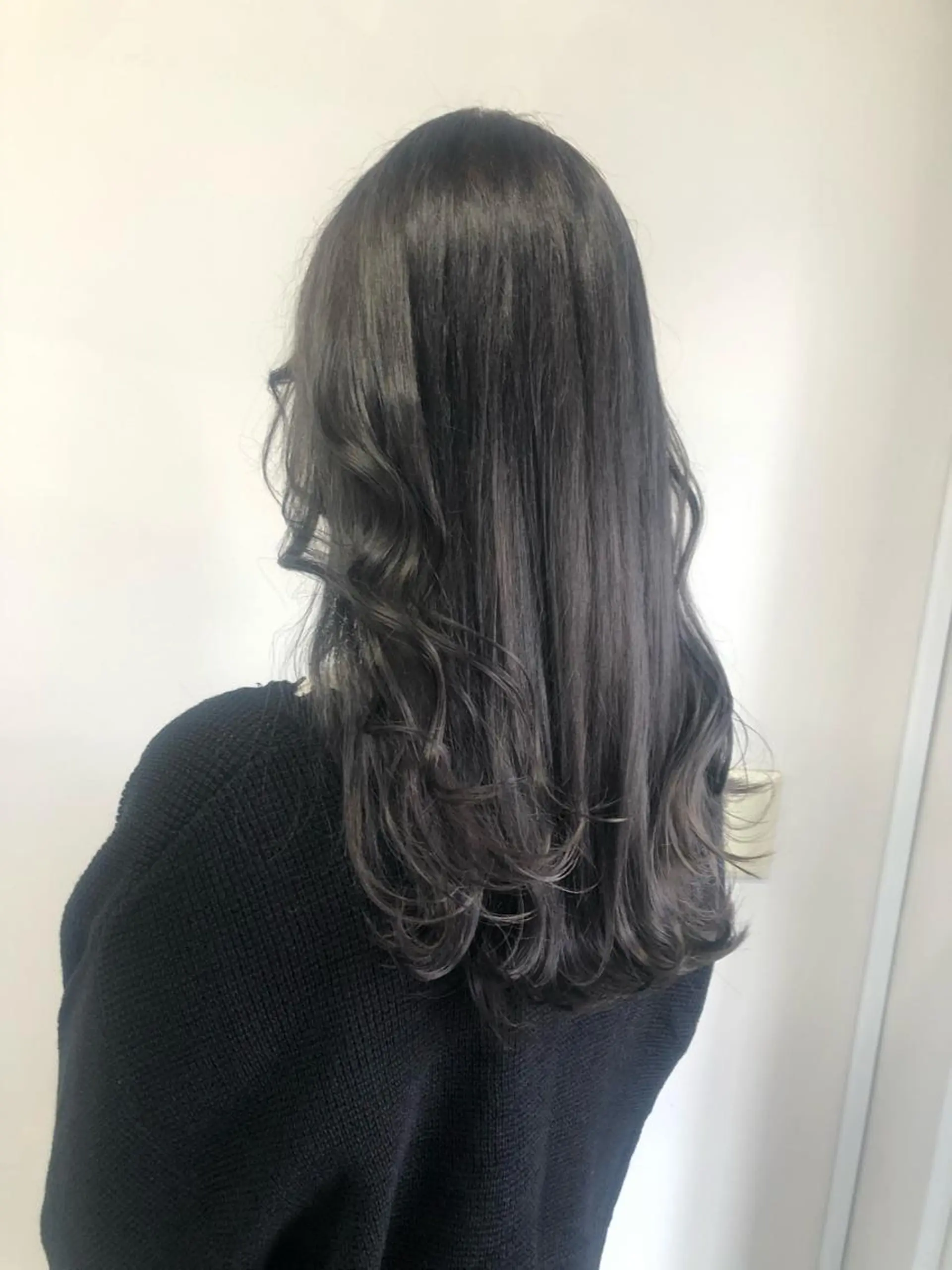 セミロング 寒色＆ブリーチ特化 寒色MiOのヘアスタイル