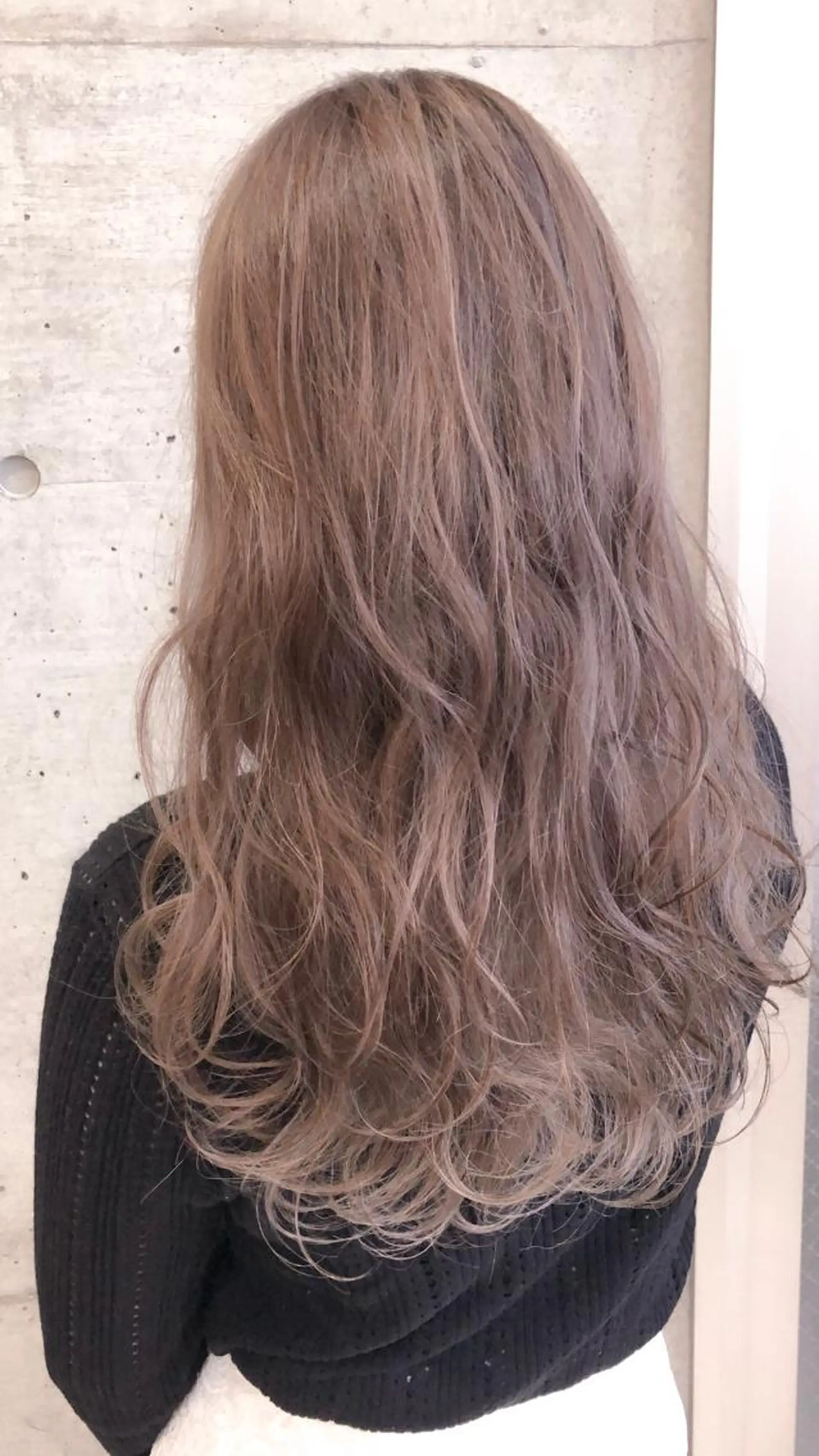 ロング カラー グレージュ ハイライトカラー ラベンダーカラー ラベンダーグレージュ ラベンダーグレー ヘアカラー 大栗 佑也  髪質改善のヘアスタイル