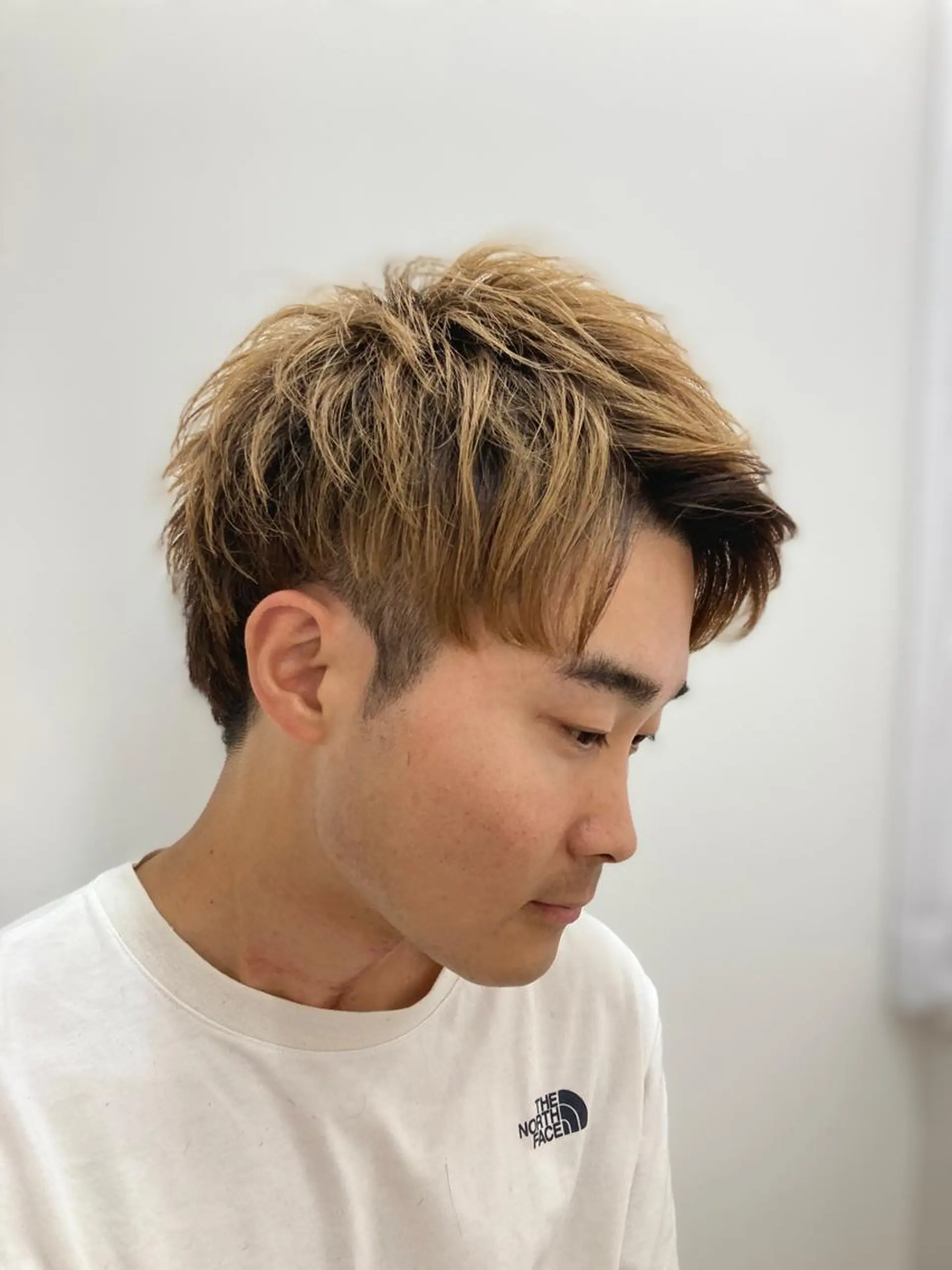 ショート メンズ メンズハイトーン スパイキーショート ツーブロック ショートヘア ヘアカラー CHELSEA  梅田所属・OKADA/メンズ /カット/眉/縮毛のヘアスタイル