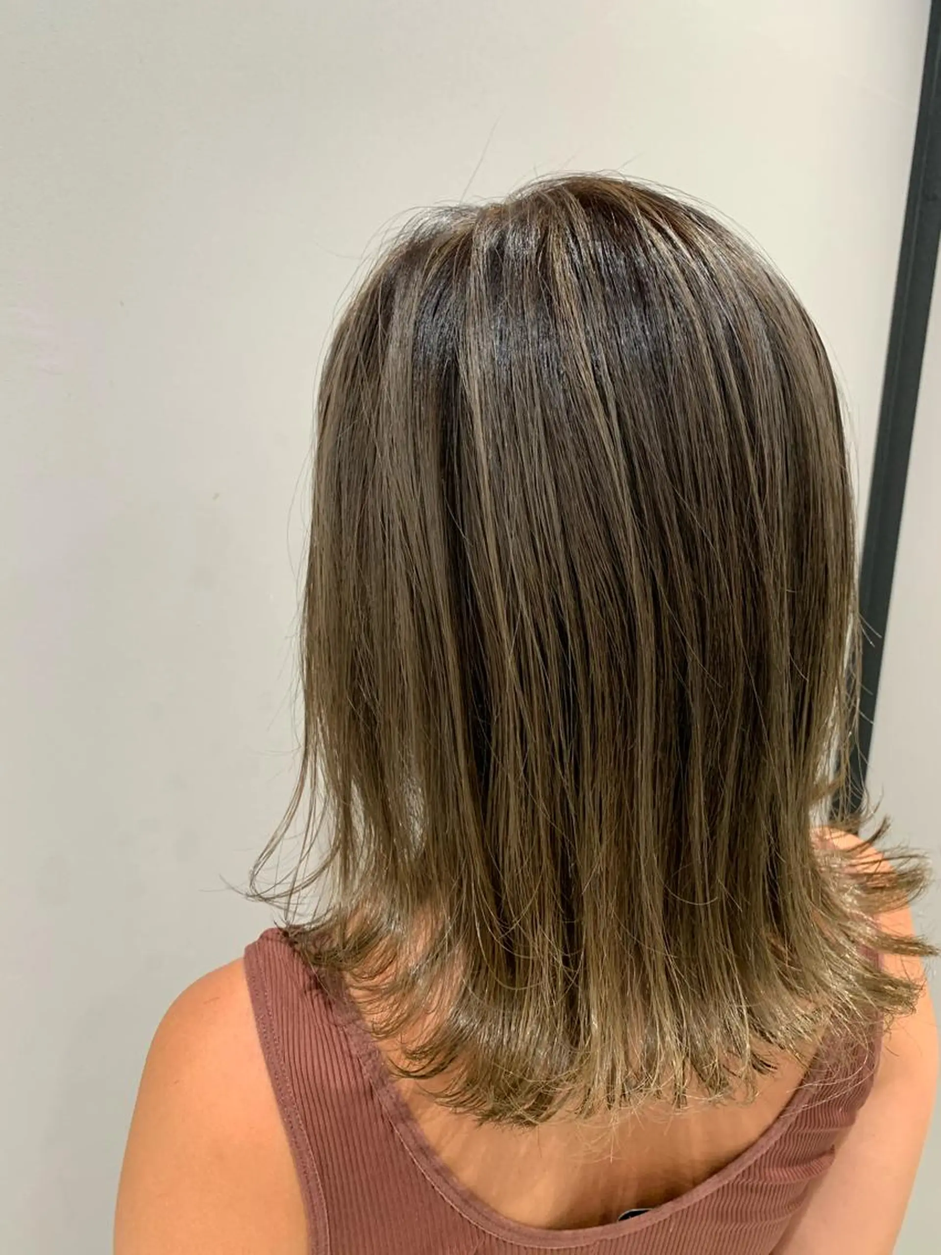 ミディアム カラー ハイライトカラー ハイライト ヘアカラー トリートメント 古畑 佑悟のヘアスタイル