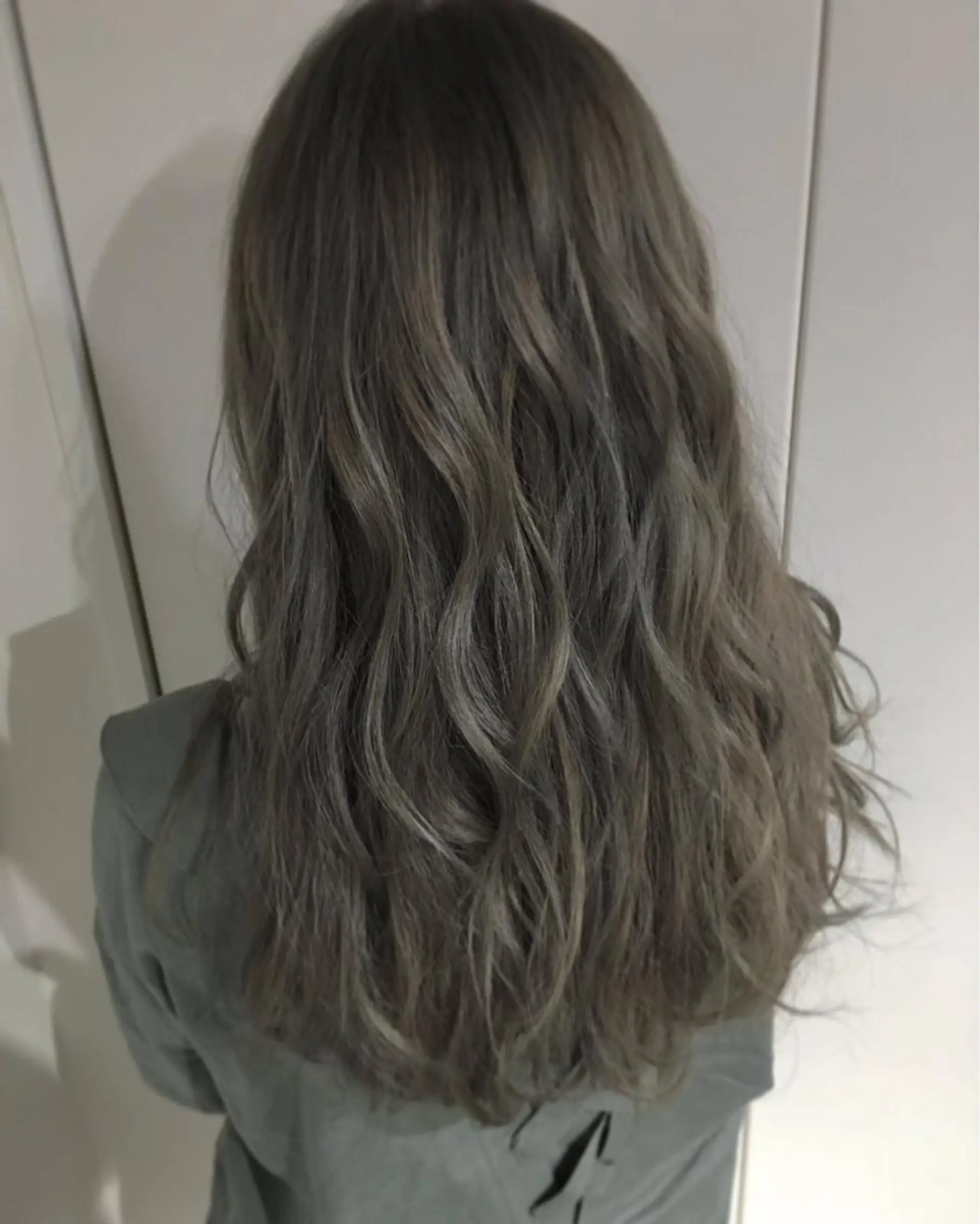 セミロング カラー ダブルカラー グレージュ WAVE所属・西川 佑樹のヘアスタイル