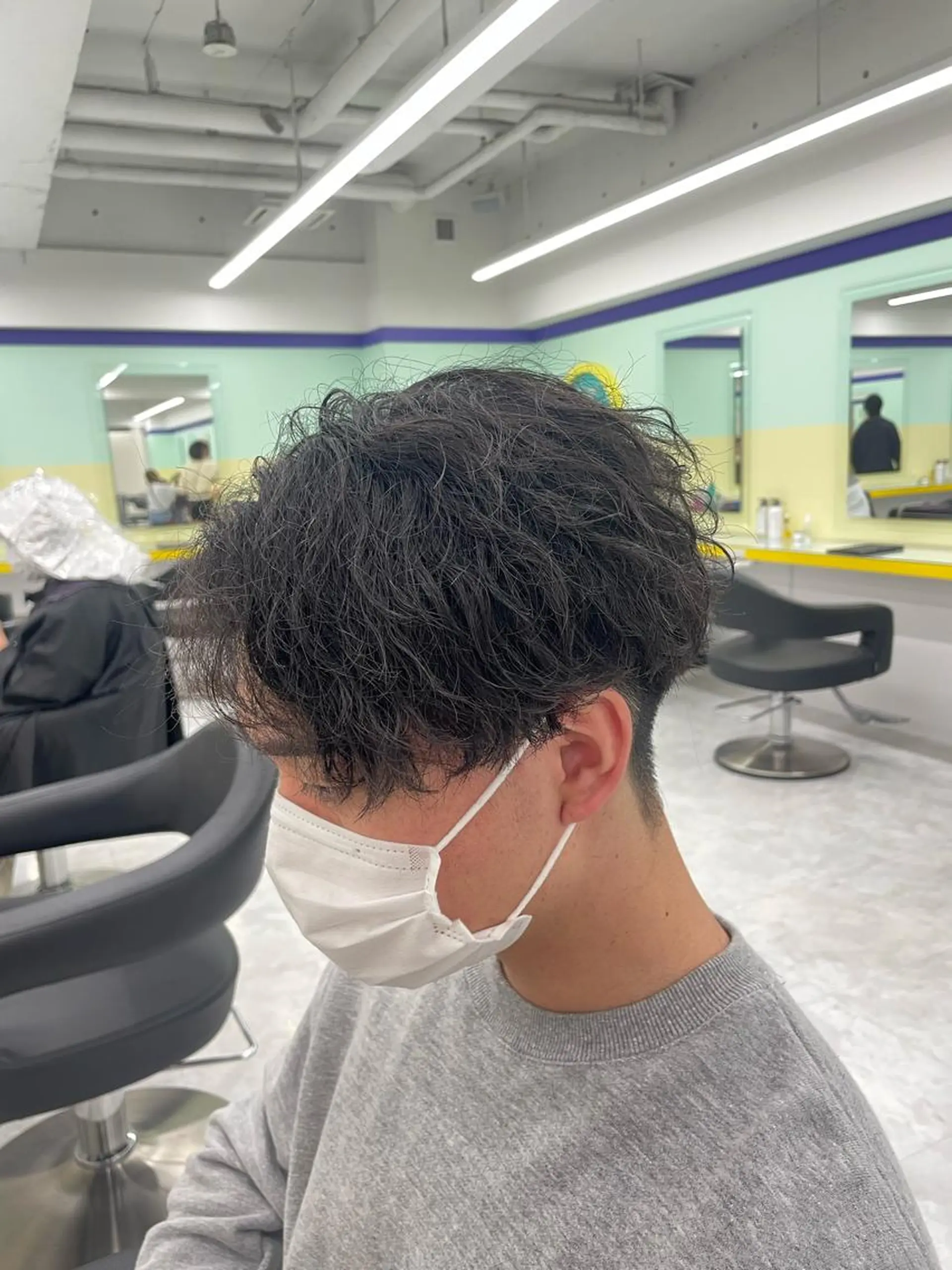 ミディアム パーマ ヘアアレンジ メンズ ミディアムパーマ メンズパーマ 顔まわりカット の達人のヘアスタイル