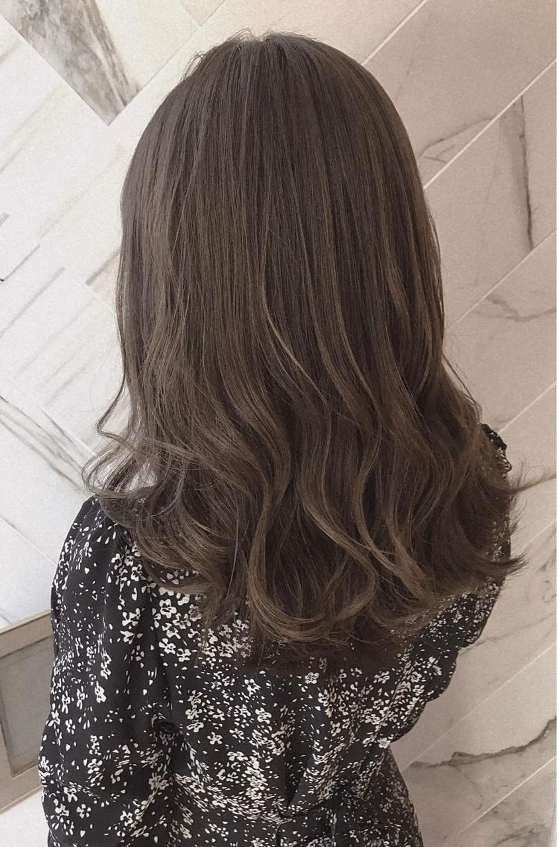 セミロング カラー ブラウンカラー ミルクティーブラウン KANOI 銀座中央通り所属・上條 航平のヘアスタイル