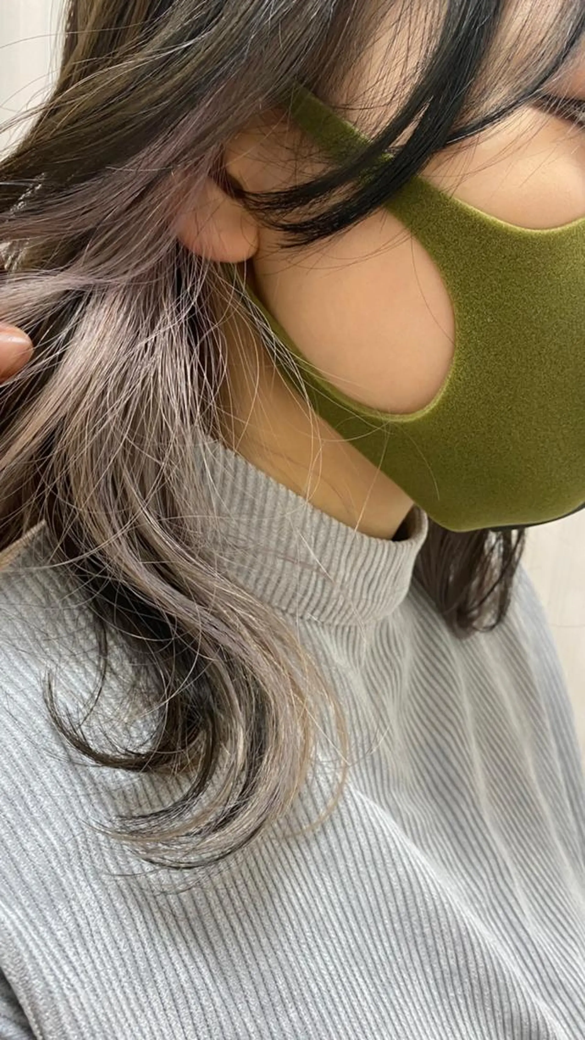 カラー インナーカラー シルバー 堀結香/顔まわり レイヤー/蒲生四丁目のヘアスタイル