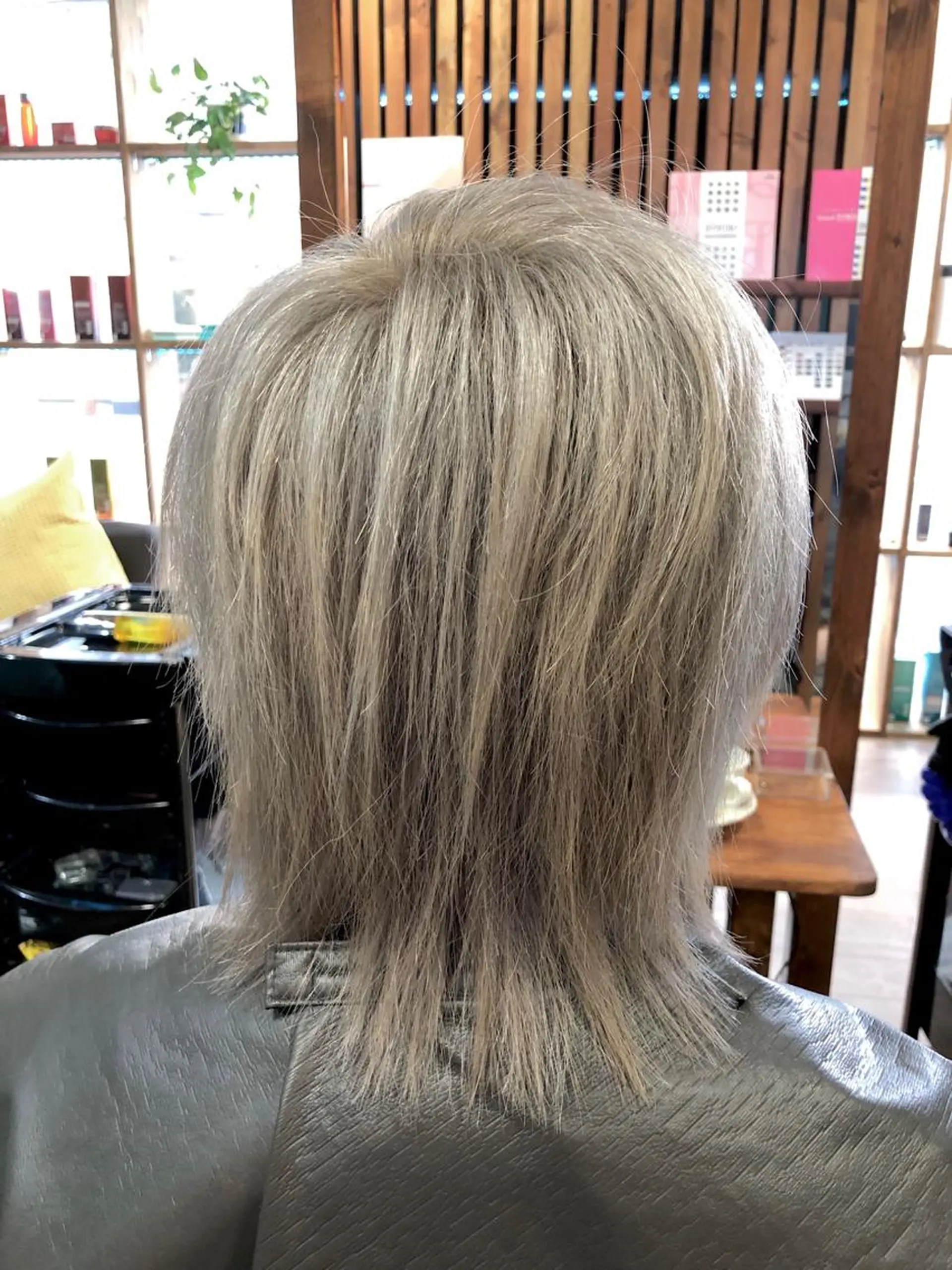 ショート カラー アッシュ ダブルカラー ミルクティーアッシュ ヘアカラー トリートメント ドラマ大好き 美容師hideyaのヘアスタイル