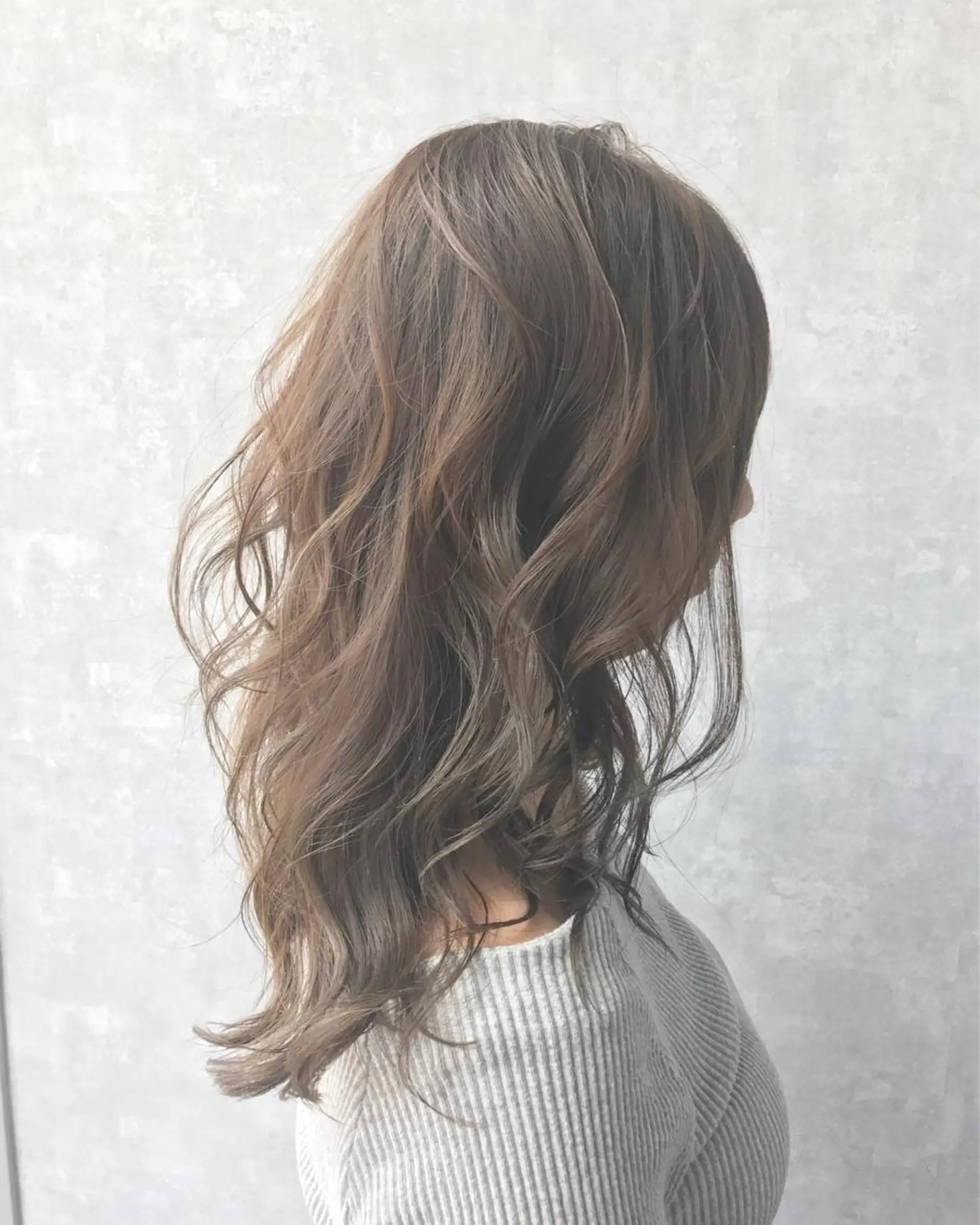 セミロング カラー ベージュカラー TOMOYAレイヤー ブリーチ縮毛矯正のヘアスタイル