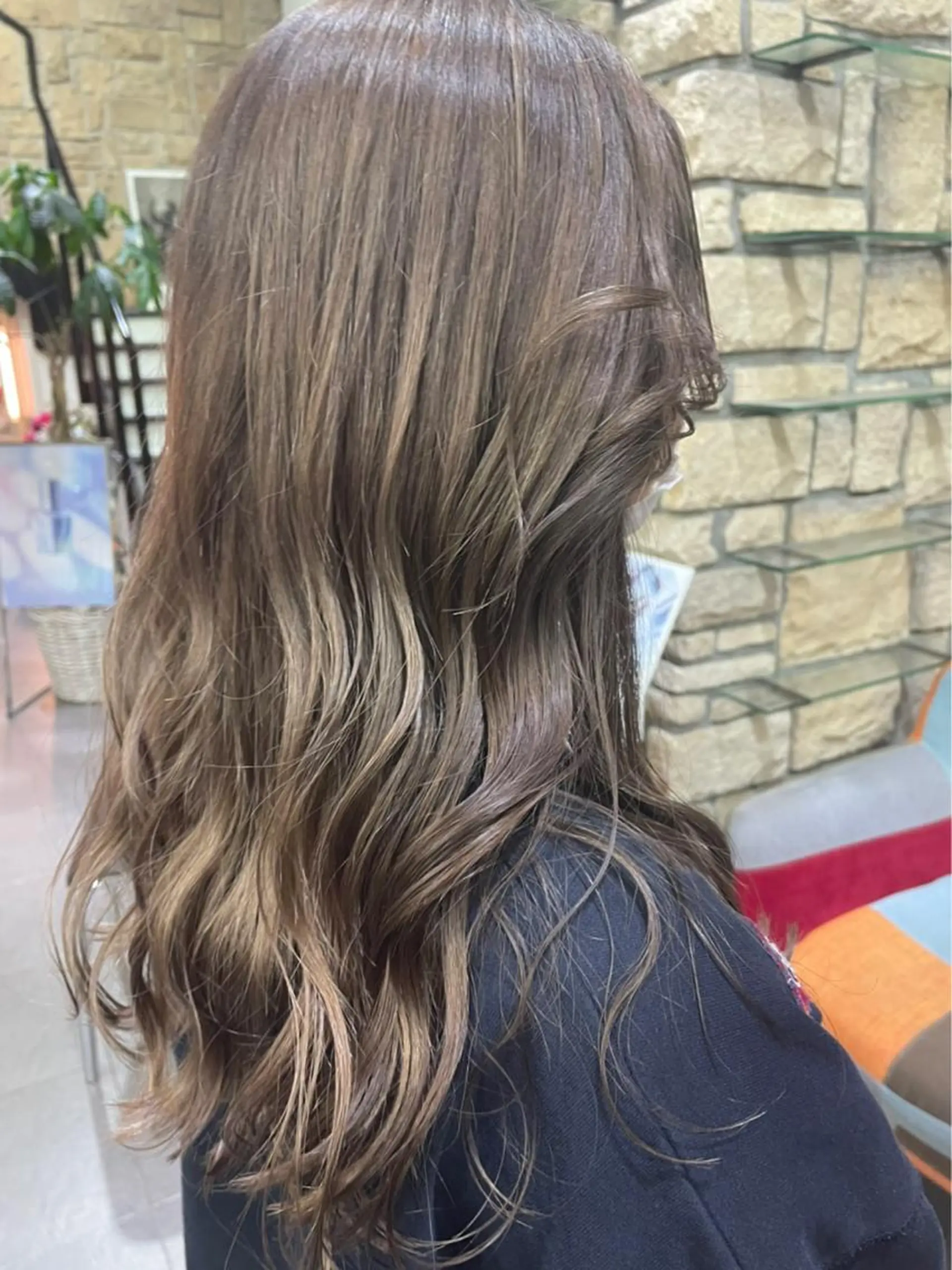 セミロング ヘアカラー ﾎｯﾄﾍﾟｯﾊﾟｰ に移行中【かな】のヘアスタイル