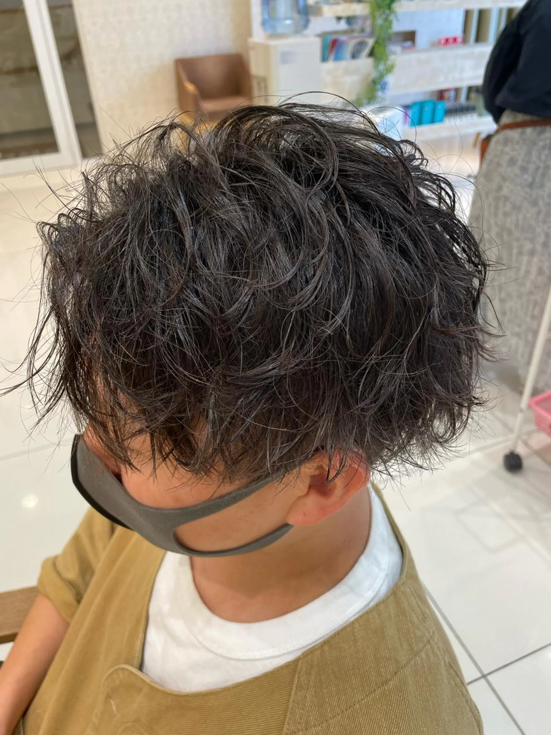 ミディアム パーマ メンズ ミディアムパーマ メンズブリーチ メンズパーマ 波巻きパーマ くせ毛 本厚木｜縮毛矯正/ 酸性スト専門サロンのヘアスタイル