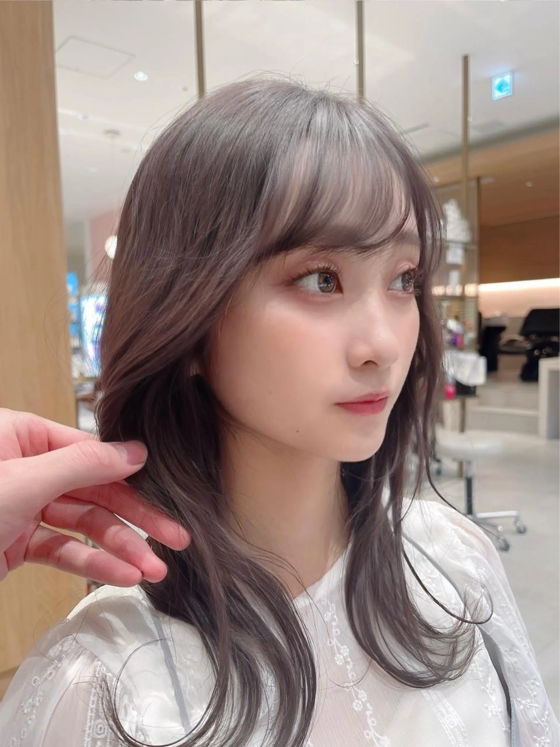 ミディアム カラー アディクシーカラー ベージュカラー 透明感カラー イヤリングカラー グレージュ 顔周り特化/韓国ヘア /レイヤー/吉野幸大のヘアスタイル