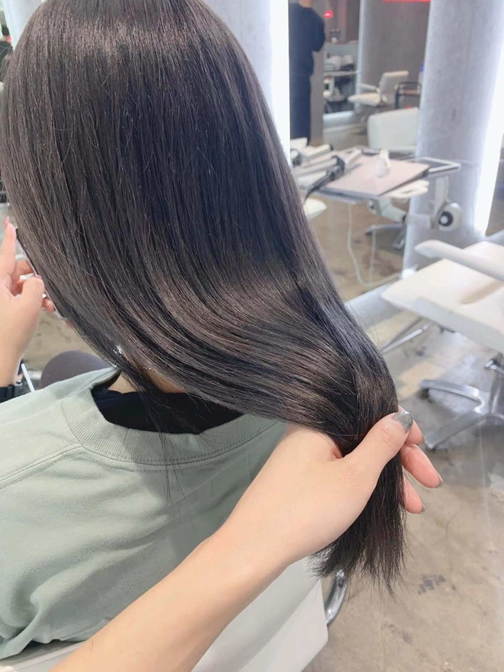 ロング カラー アッシュ アッシュグレー ヘアカラー トリートメント PHIDGE所属・山下 千明のヘアスタイル