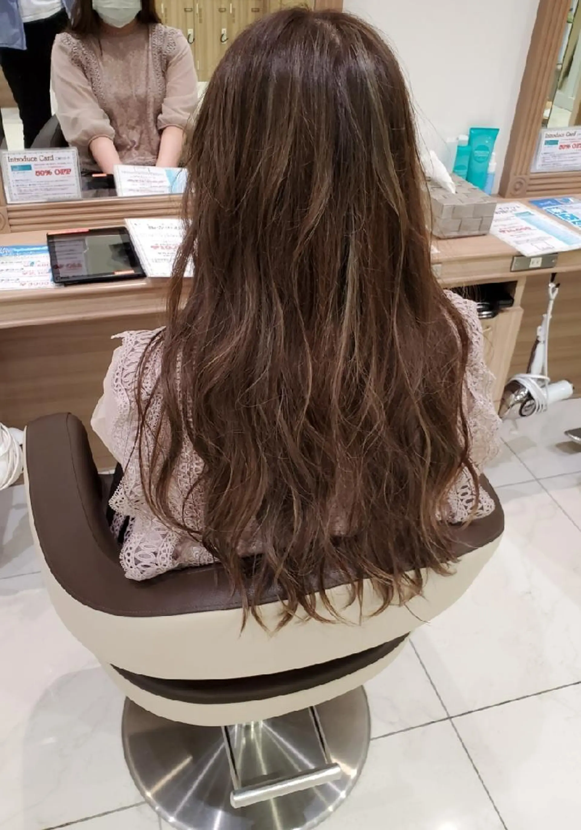 ロング カラー アッシュ ベージュカラー ブリーチ ハイライトカラー イルミナカラー 中村 和貴のヘアスタイル