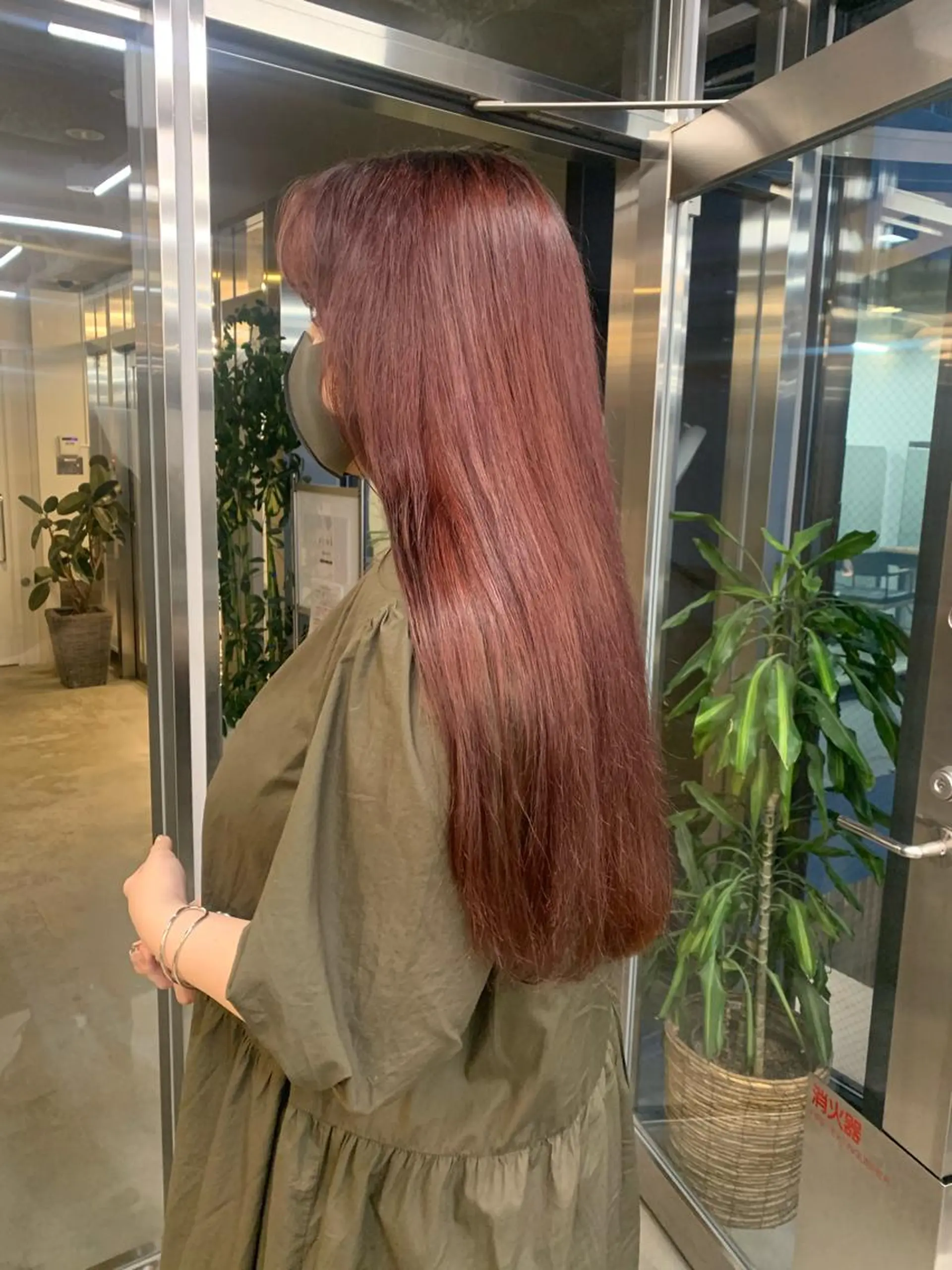 ロング カラー カット ヘアカラー トリートメント ヘッドスパ 透明感/オリーブ/ グレージュ/YUKAのヘアスタイル