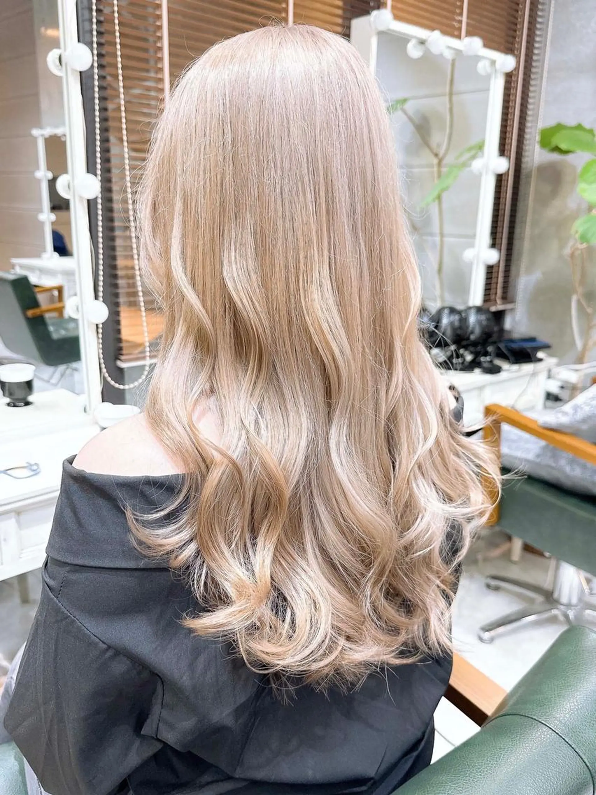 ロング ヘアアレンジ カラー ベージュカラー ハイトーンカラー ハイトーンベージュ ミルクティーベージュ 𝐑𝐈𝐍𝐊𝐀 🌷のヘアスタイル