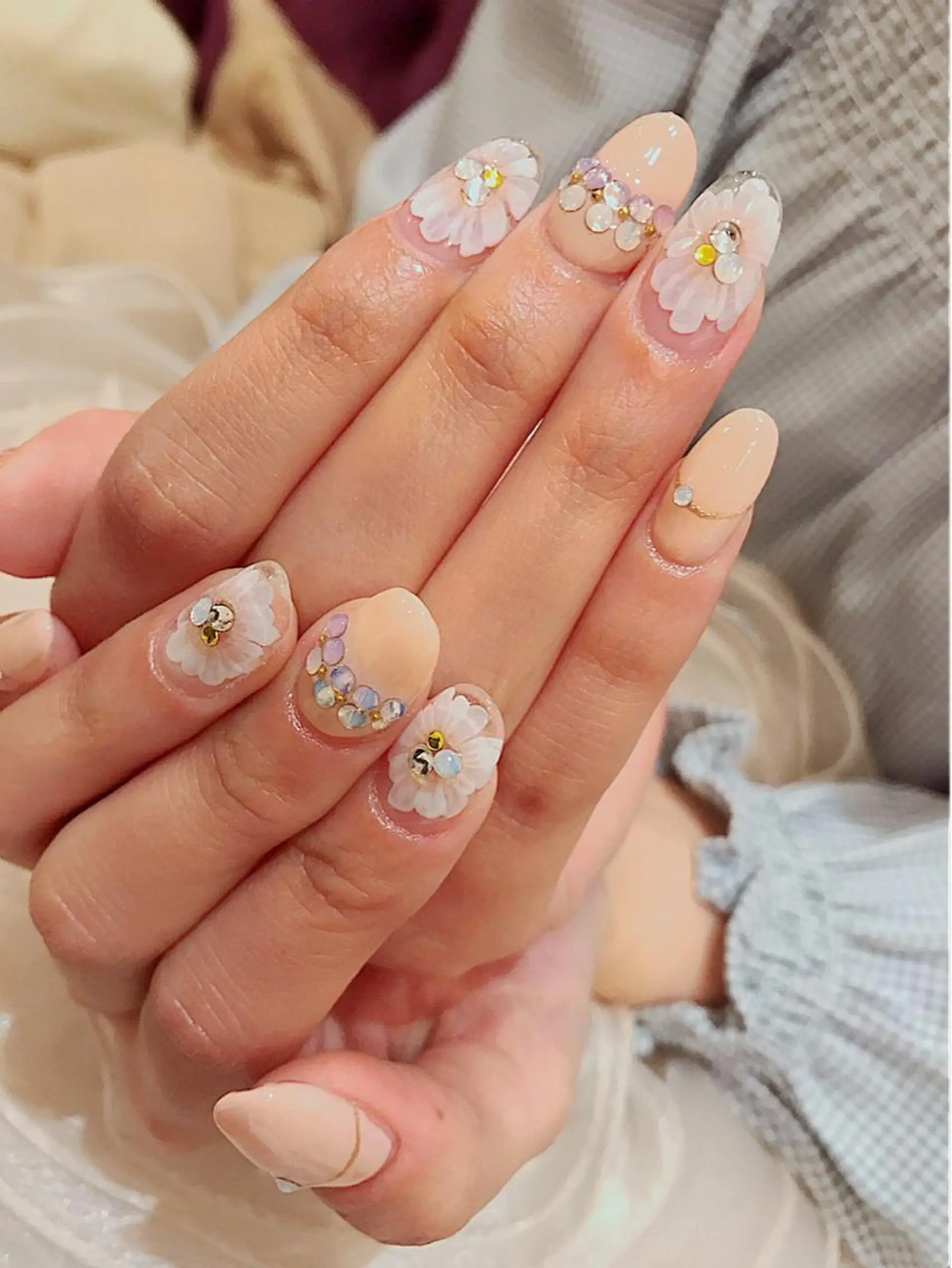 ミディアム ネイル ネイル ティアラのネイルデザイン