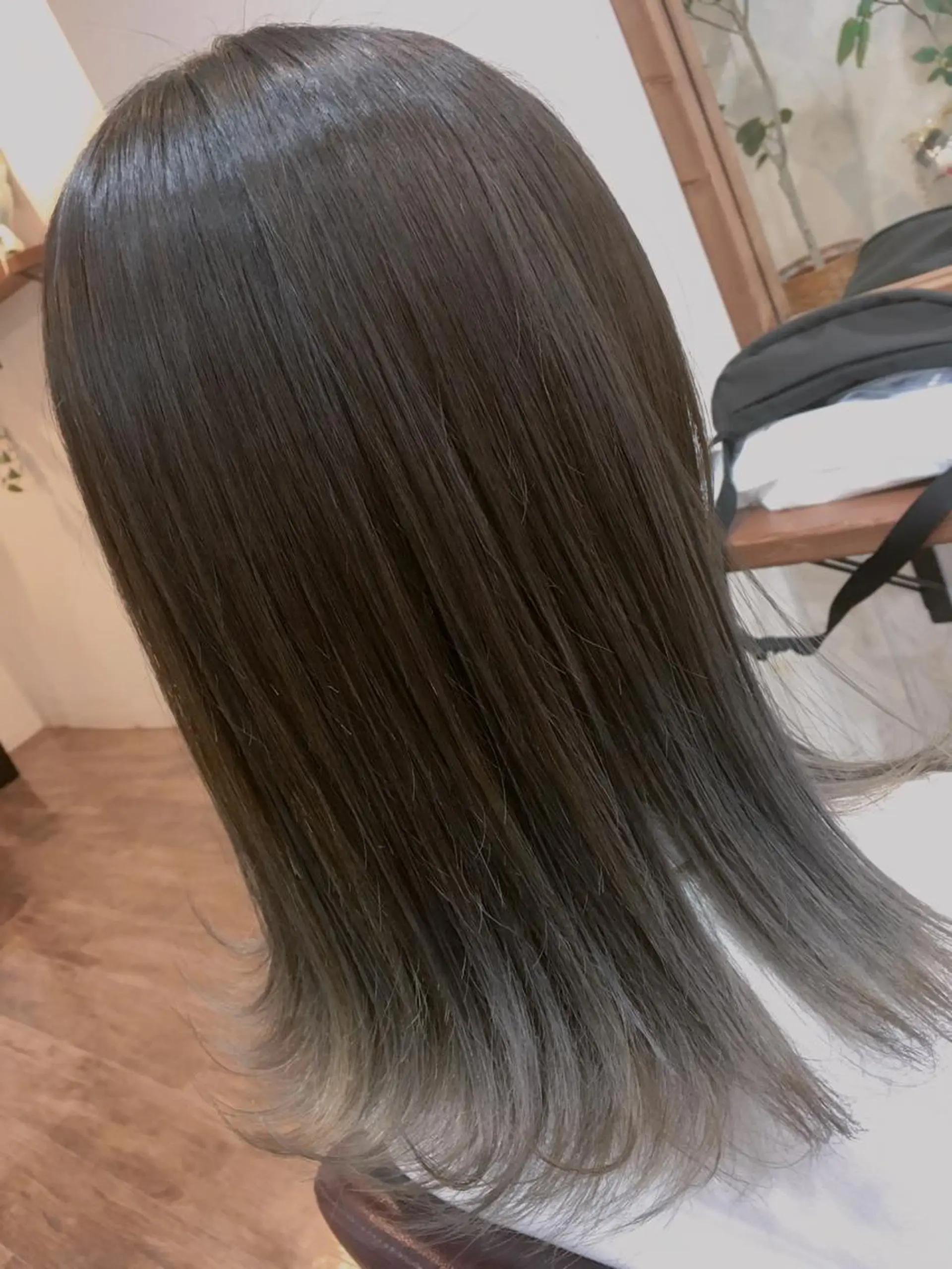 セミロング カラー 塩崎 明菜のヘアスタイル