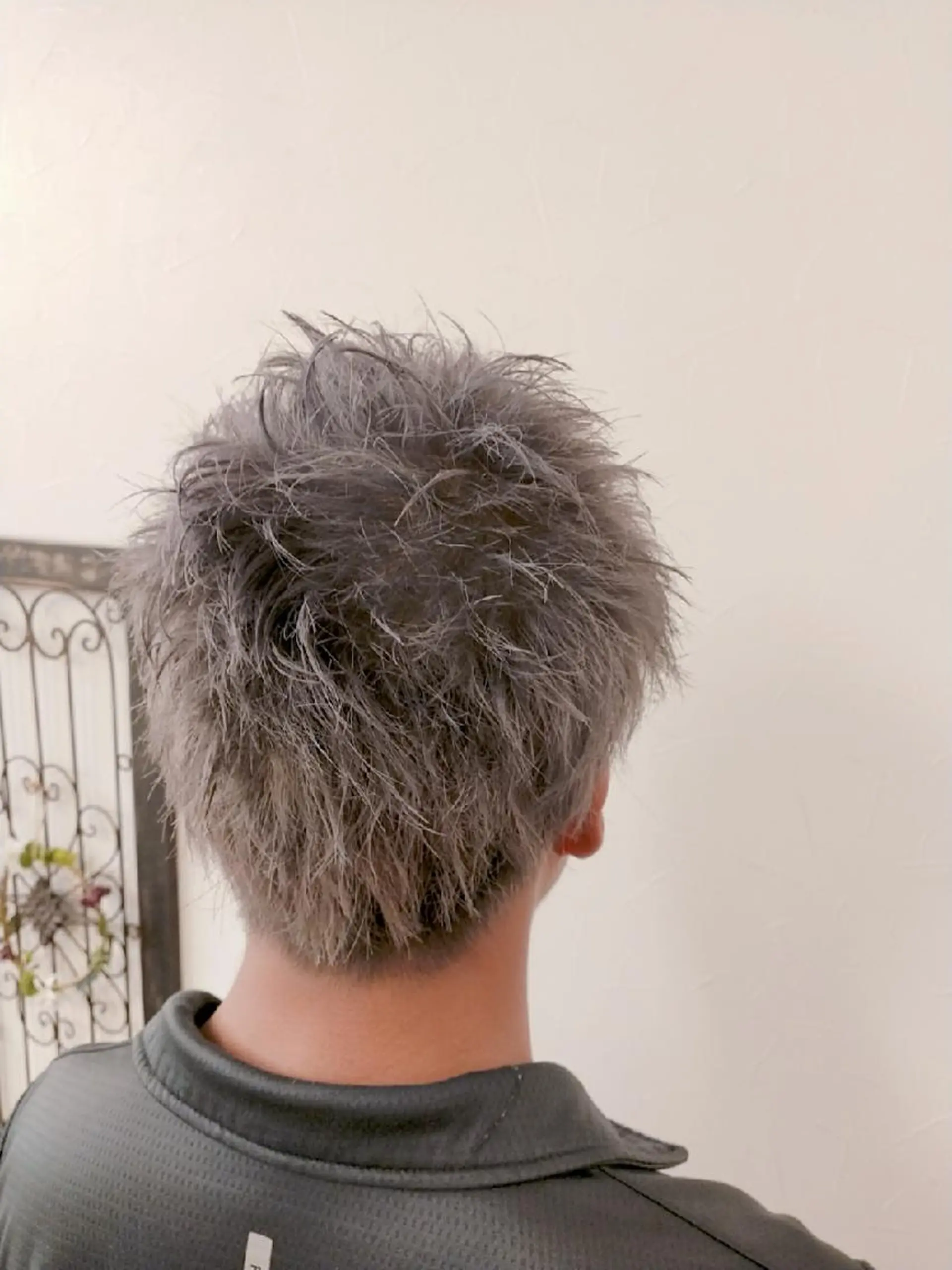 ショート カラー メンズ メンズバレイヤージュ メンズブリーチ メンズハイライト メンズハイトーン メンズメッシュ ヘアカラー トリートメント デザインカラー髪質 改善Lilithのその他イメージ