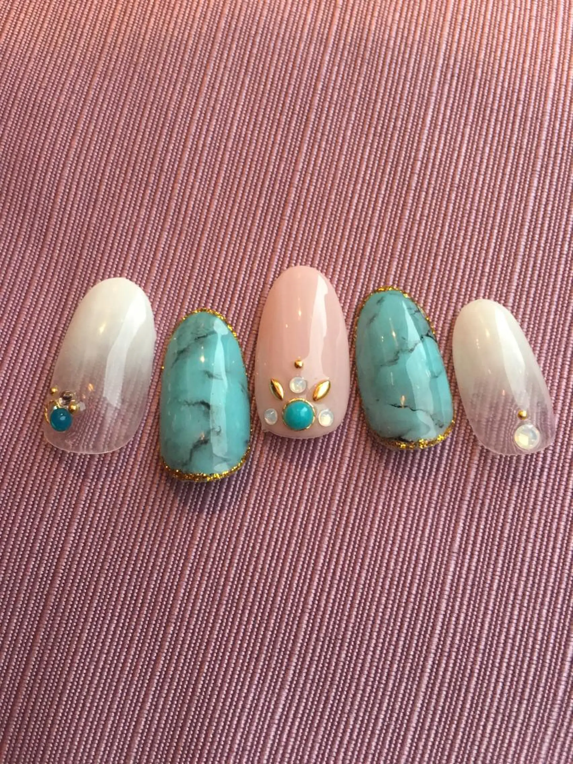 ネイル アンドルーチェ スクールの眉毛・アイブロウイメージ