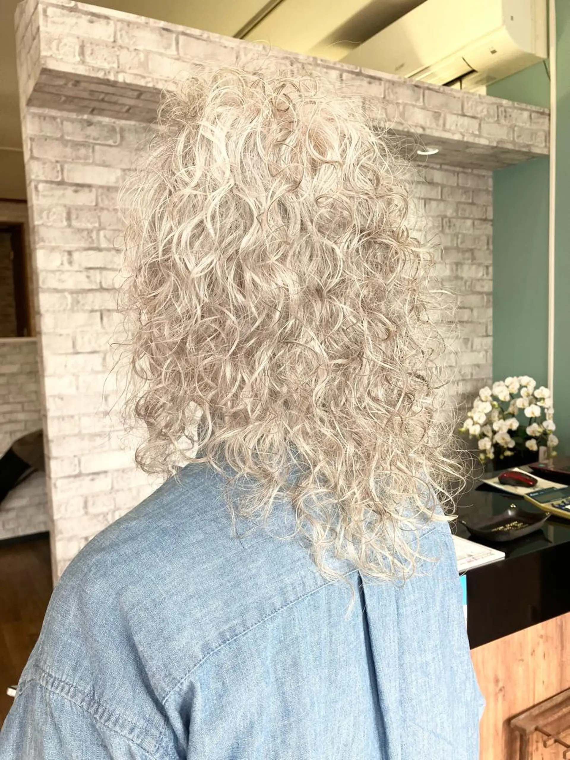 ミディアム パーマ ミディアムパーマ ヘアークルーズ ピースのヘアスタイル