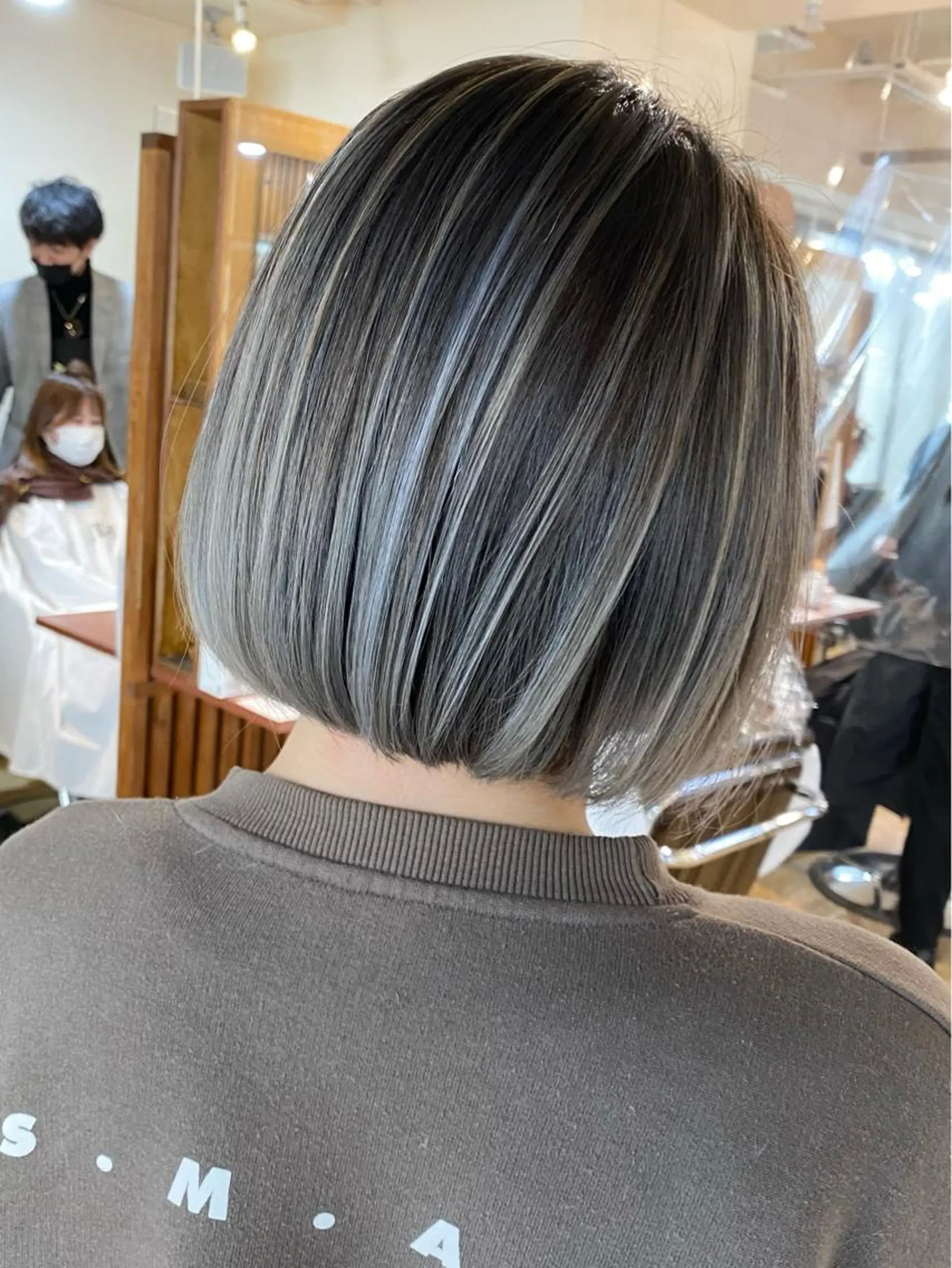 ショート カラー バレイヤージュ ボブ レイヤーカット 白髪ぼかし バレイヤージュ志鎌のヘアスタイル