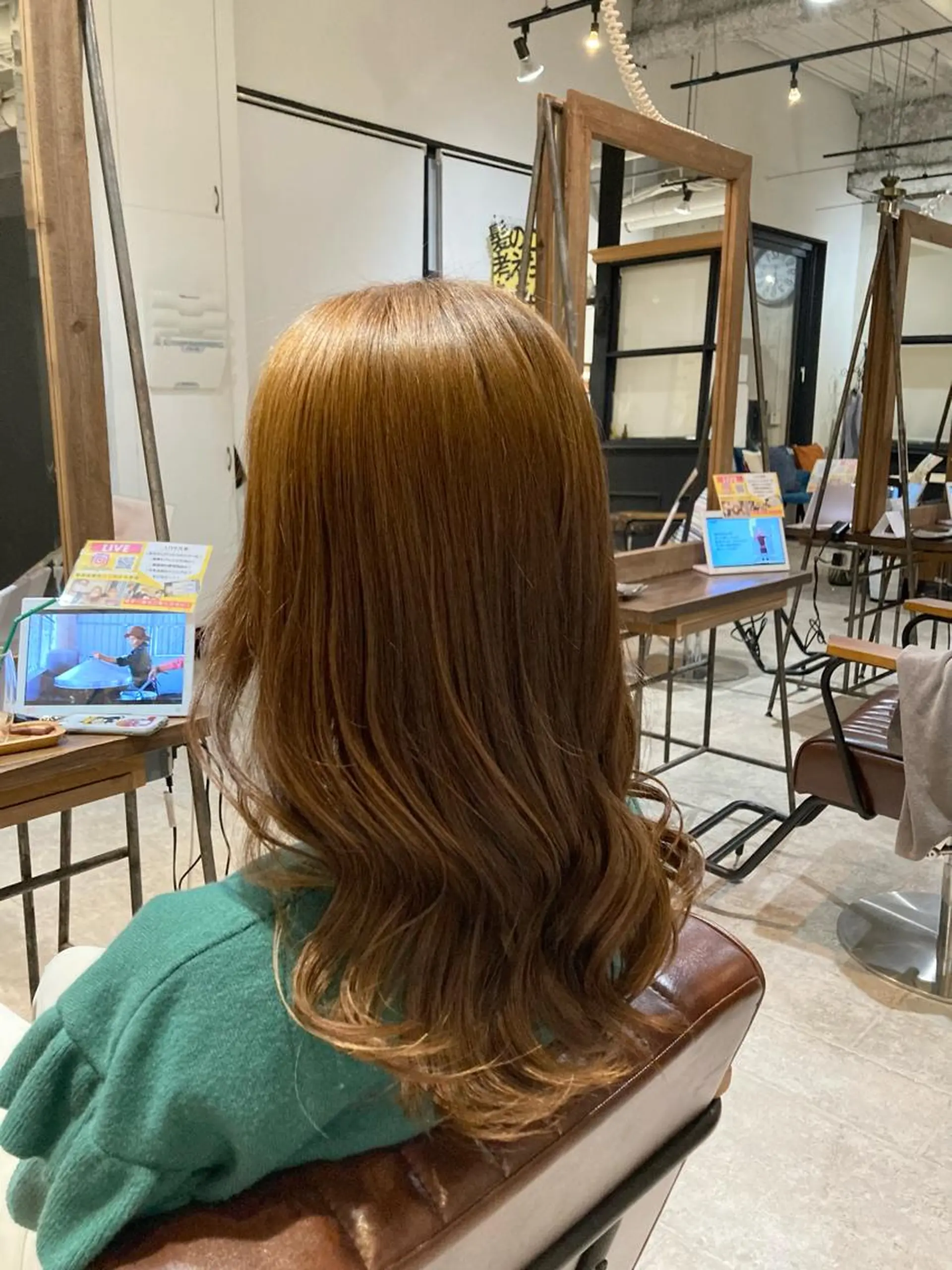 セミロング カラー ヘアアレンジ 山﨑 まなかのヘアスタイル