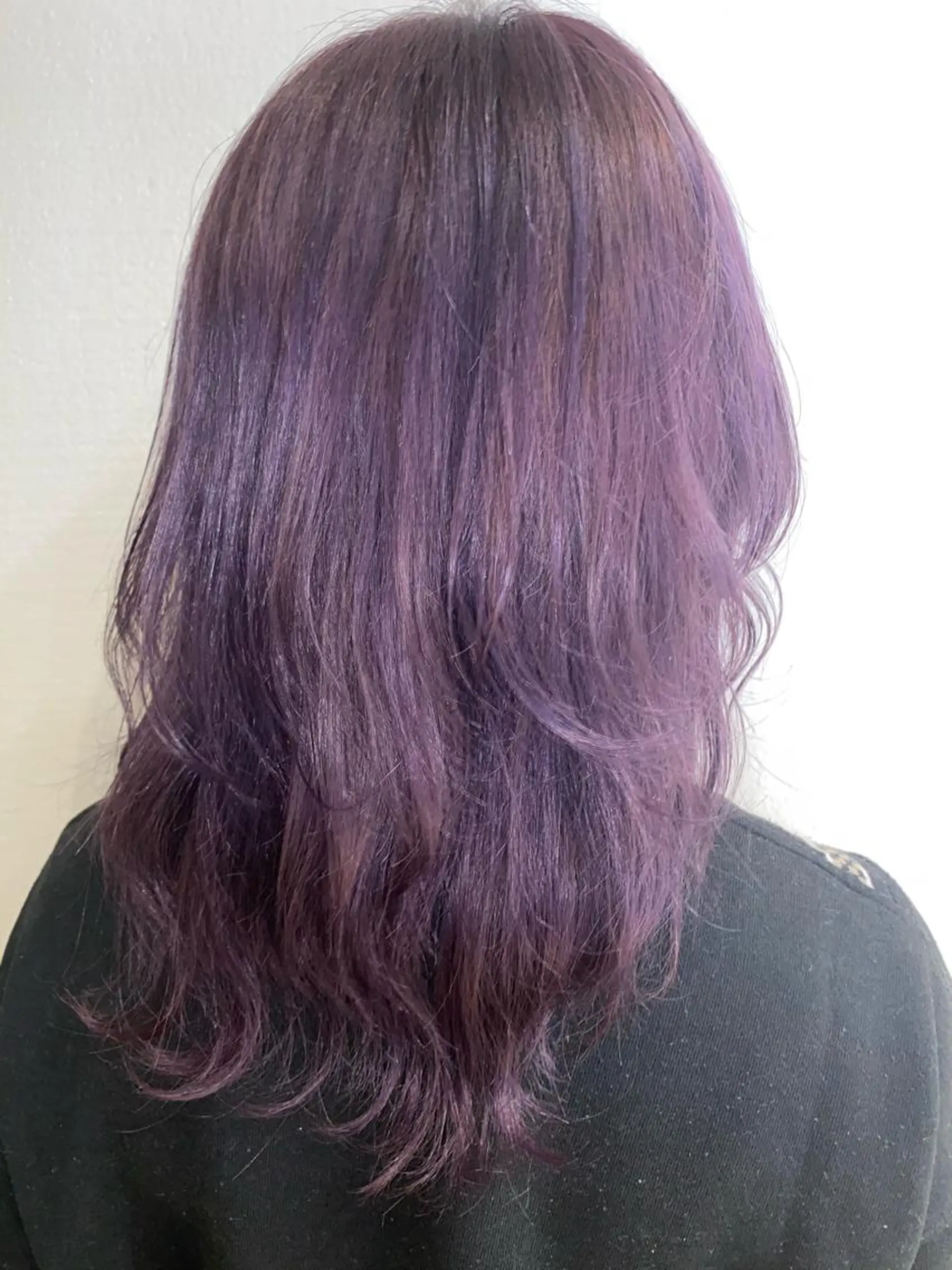 セミロング カラー ブリーチ パープルカラー ウルフカット LEE HORIE所属・松田 百花のヘアスタイル