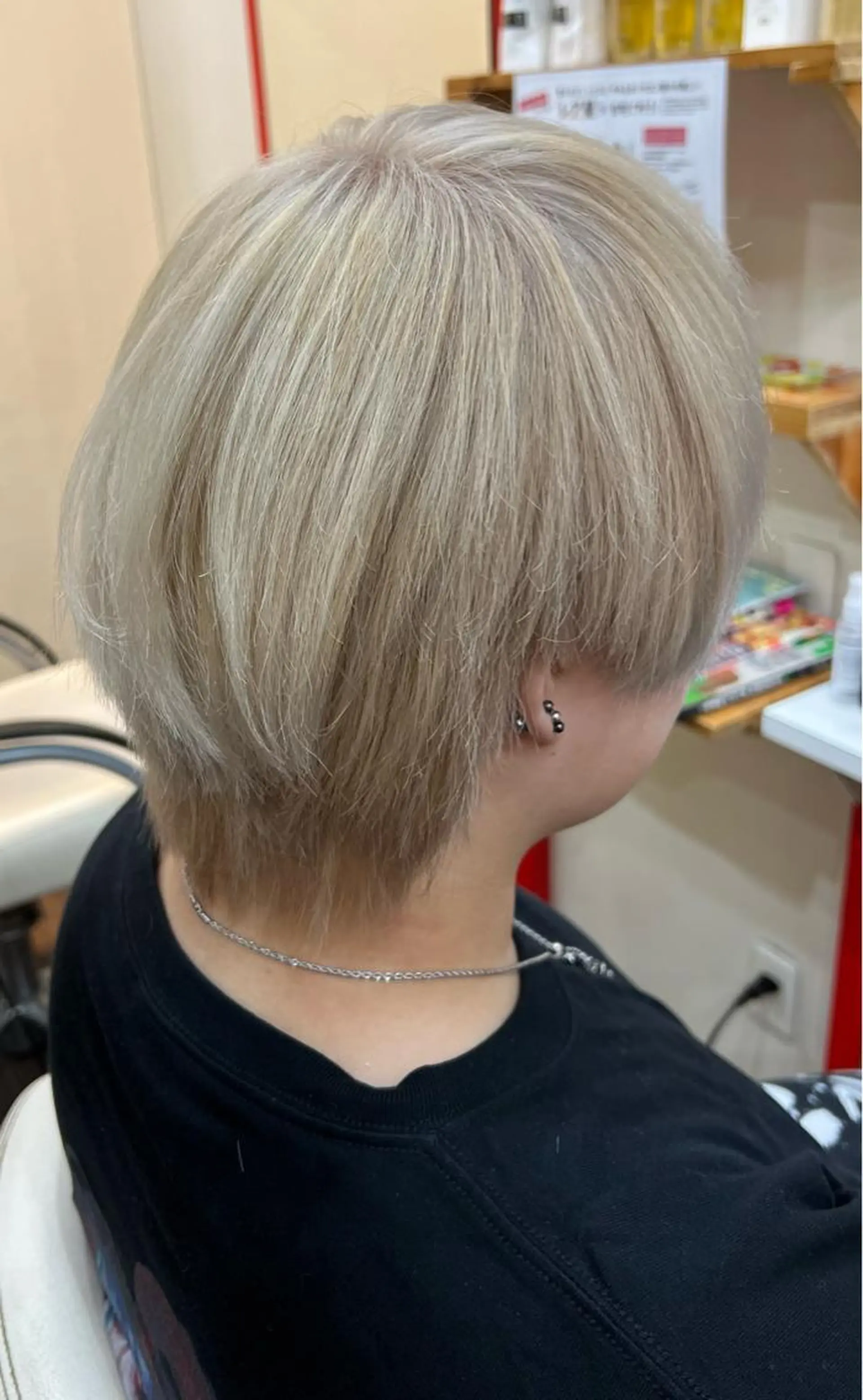 ショート カラー ベージュカラー ホワイトベージュ ヘアカラー まさき✂︎ブリーチ／ デザインカラーのヘアスタイル