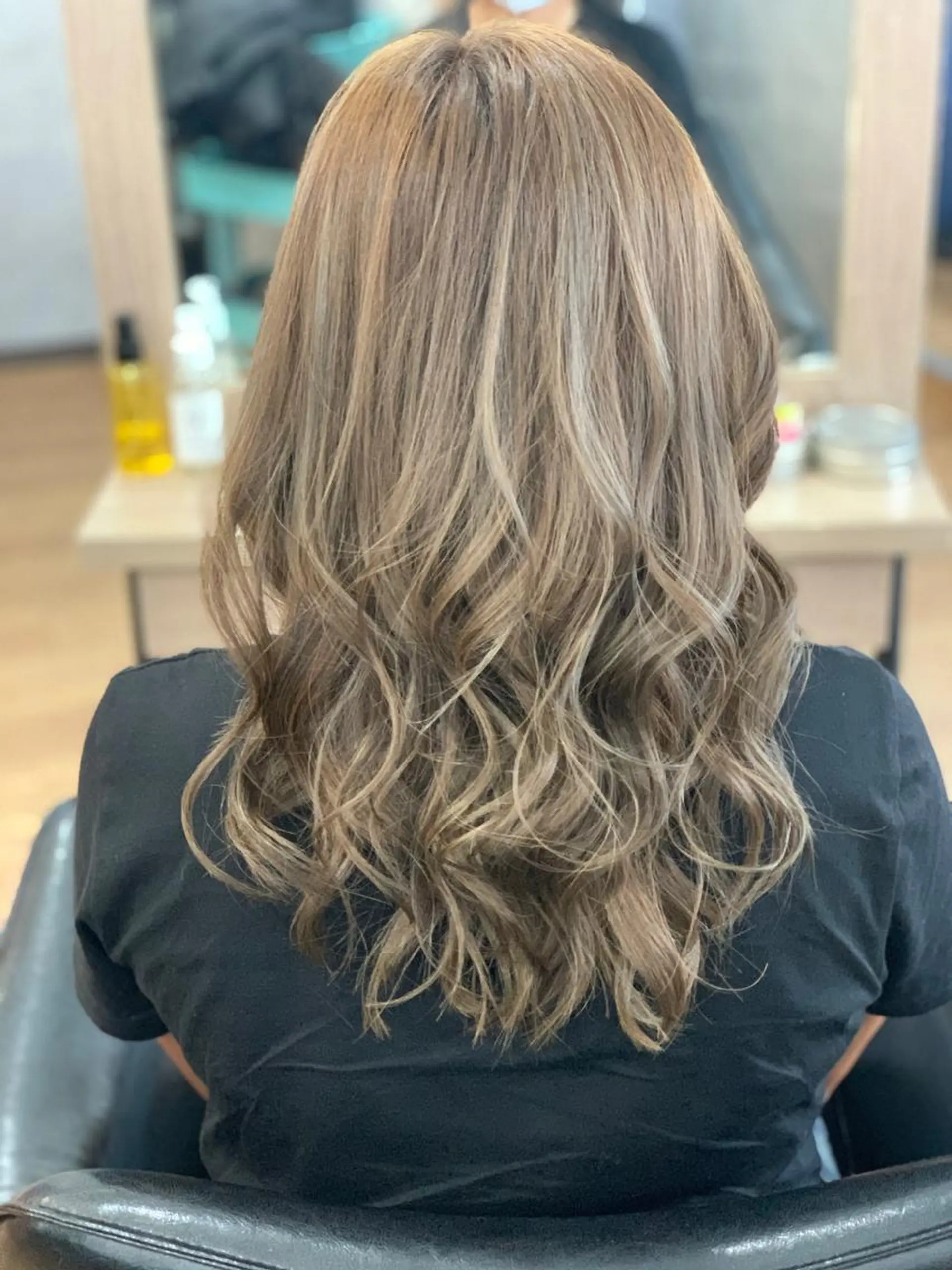 セミロング SALOWIN心斎橋Suite店所属・ブリーチ毛にもできる 縮毛矯正|鷹司郎のヘアスタイル