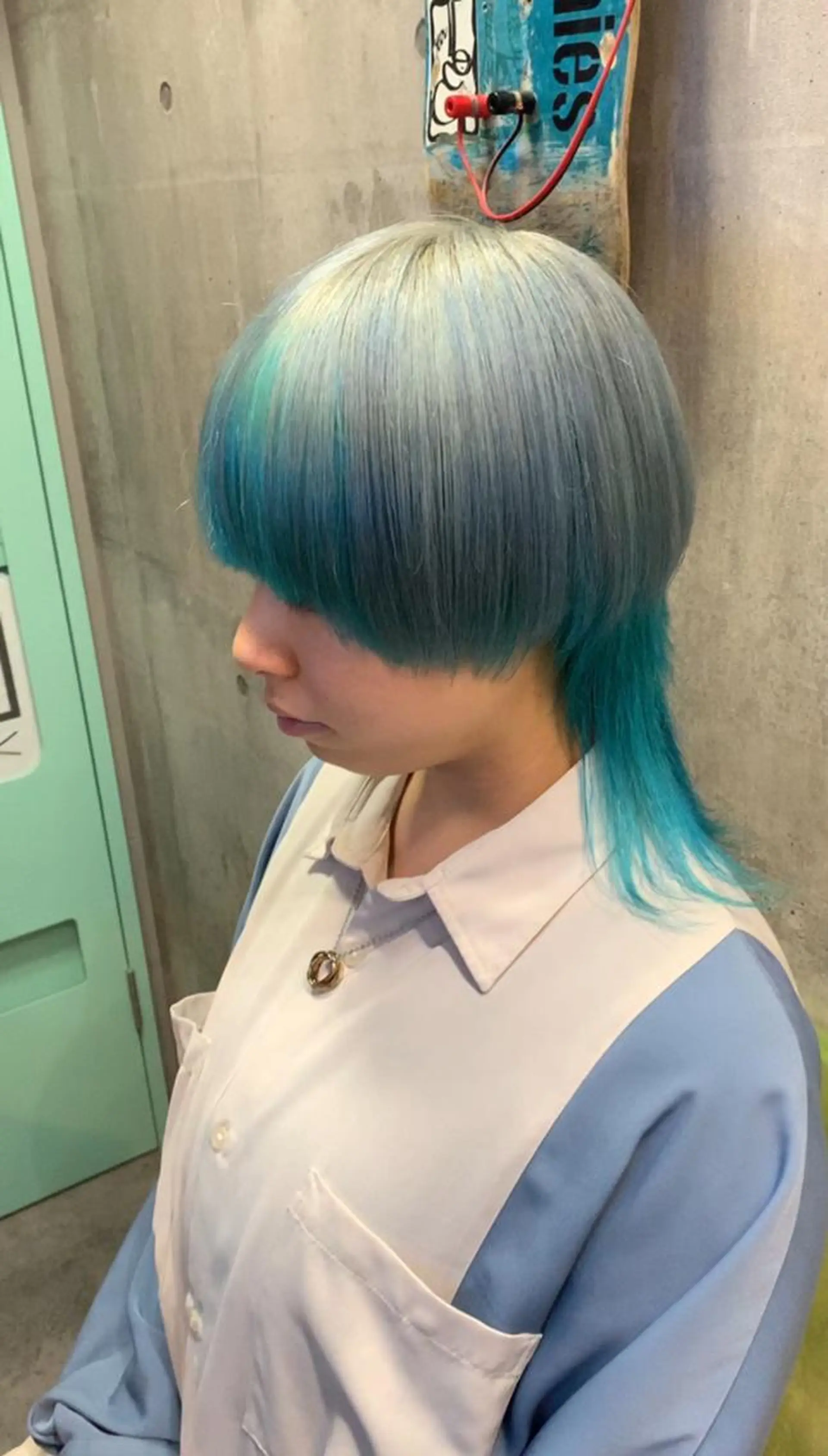 ミディアム カラー ウルフカットデザイン カラー特化アールイーのヘアスタイル