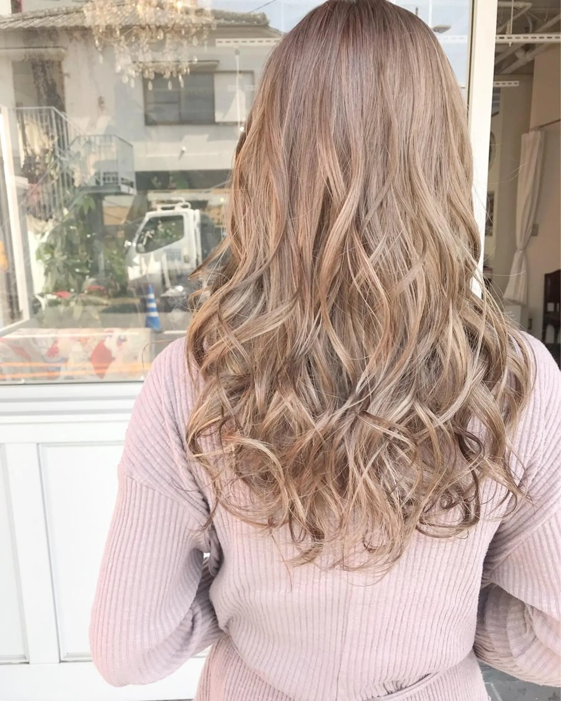 ロング カラー ヘアアレンジ お団子ヘア 切りっぱなしボブ バレイヤージュ ブリーチ デザインカラー Mariana/ 鶴原-ハイライトのヘアスタイル