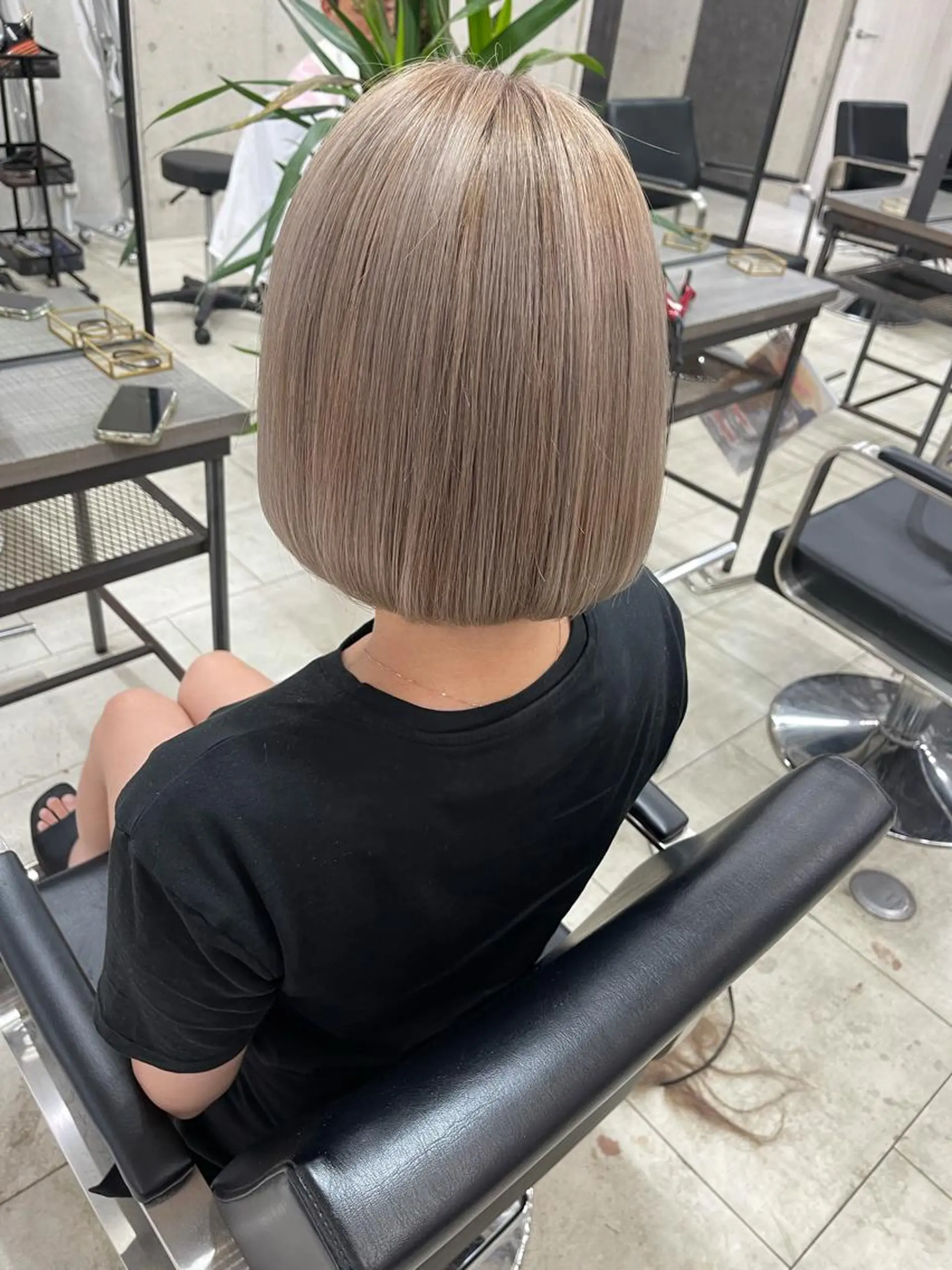 ショート カラー 酸性ストレート Kvell&Co.所属・ハイトーン カラーのヘアスタイル