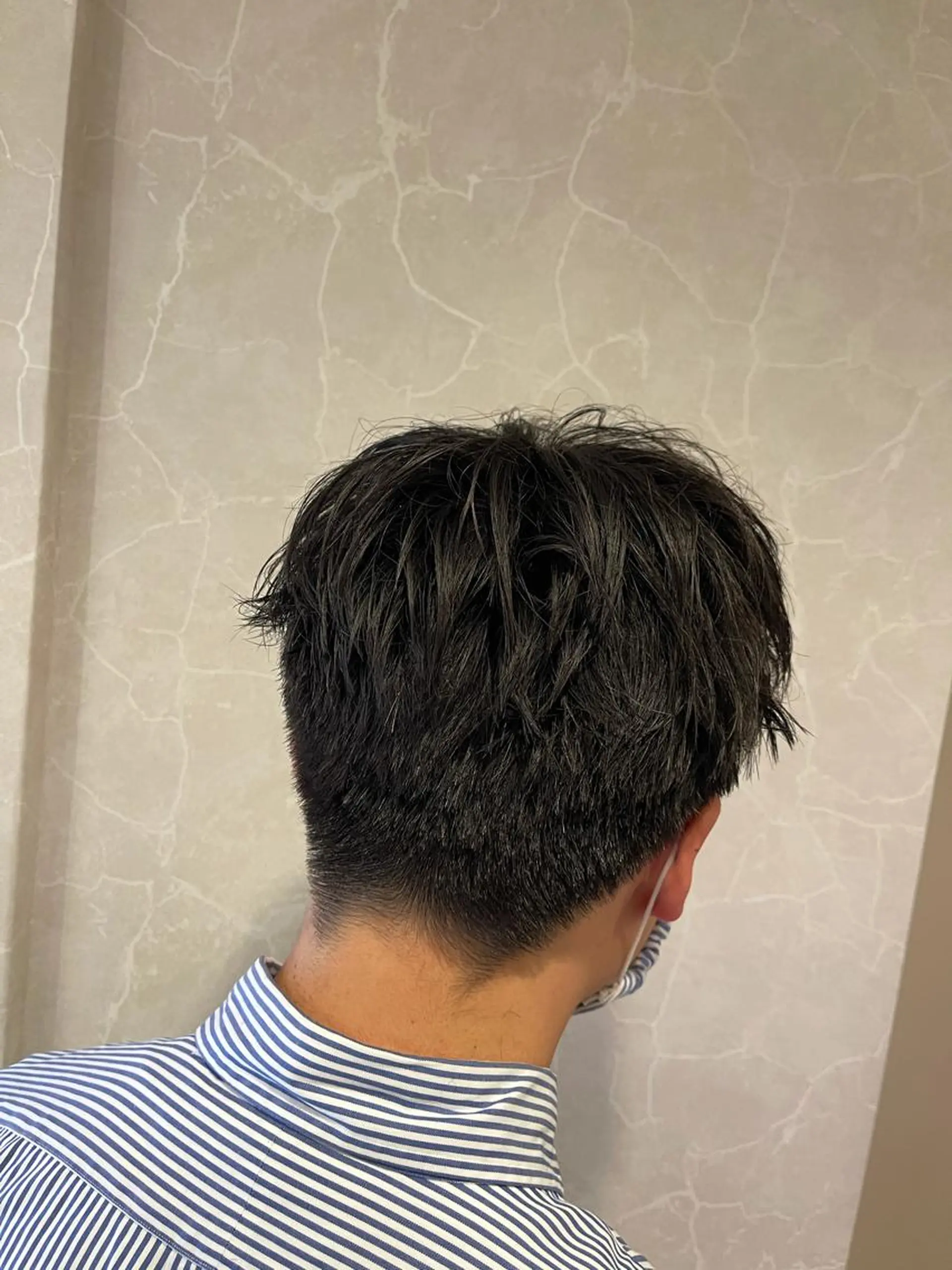 メンズ 濱田輝レイヤー 韓国風 ハイトーンのヘアスタイル