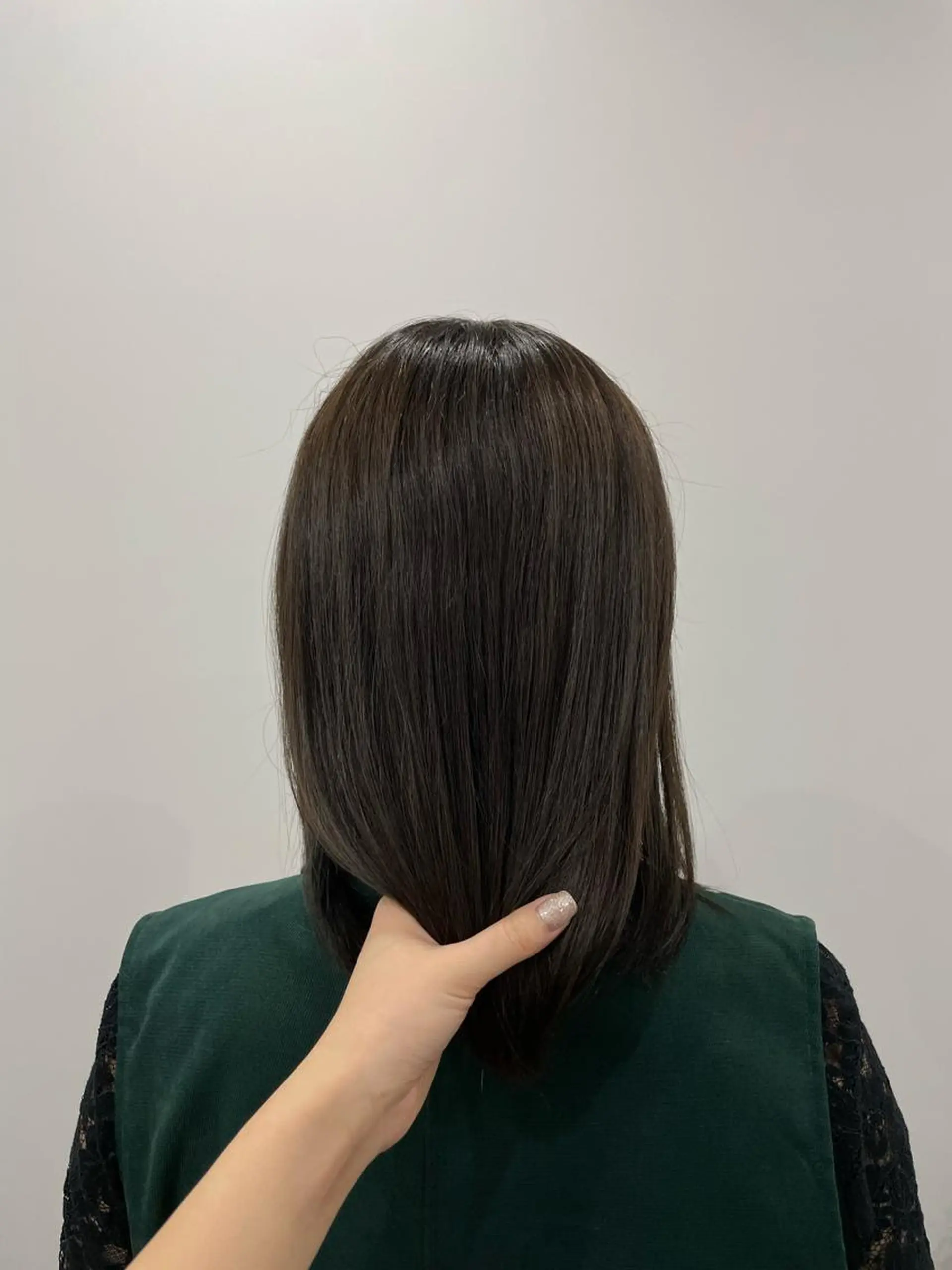 ミディアム カラー グレージュ オリーブグレージュ オリーブグレー カット ヘアカラー トリートメント ニシザカ マナのヘアスタイル