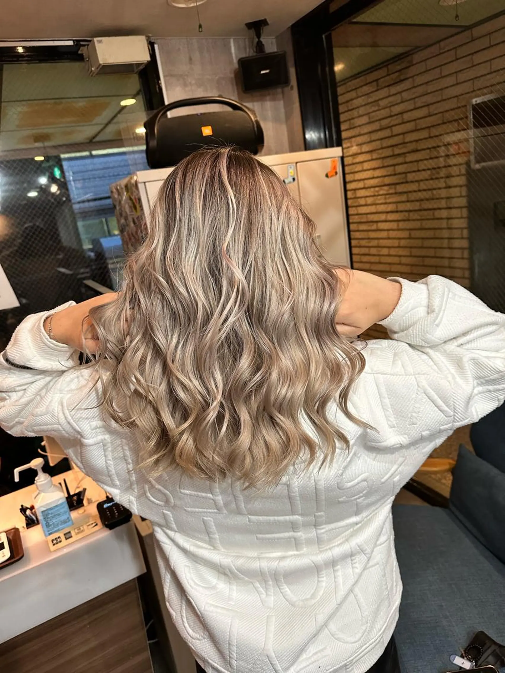 セミロング カラー バレイヤージュ ベージュカラー ハイトーンカラー ハイトーンベージュ レイヤーカット ヘアカラー トリートメント 難波ブリーチカラー 伊藤洋輝のヘアスタイル