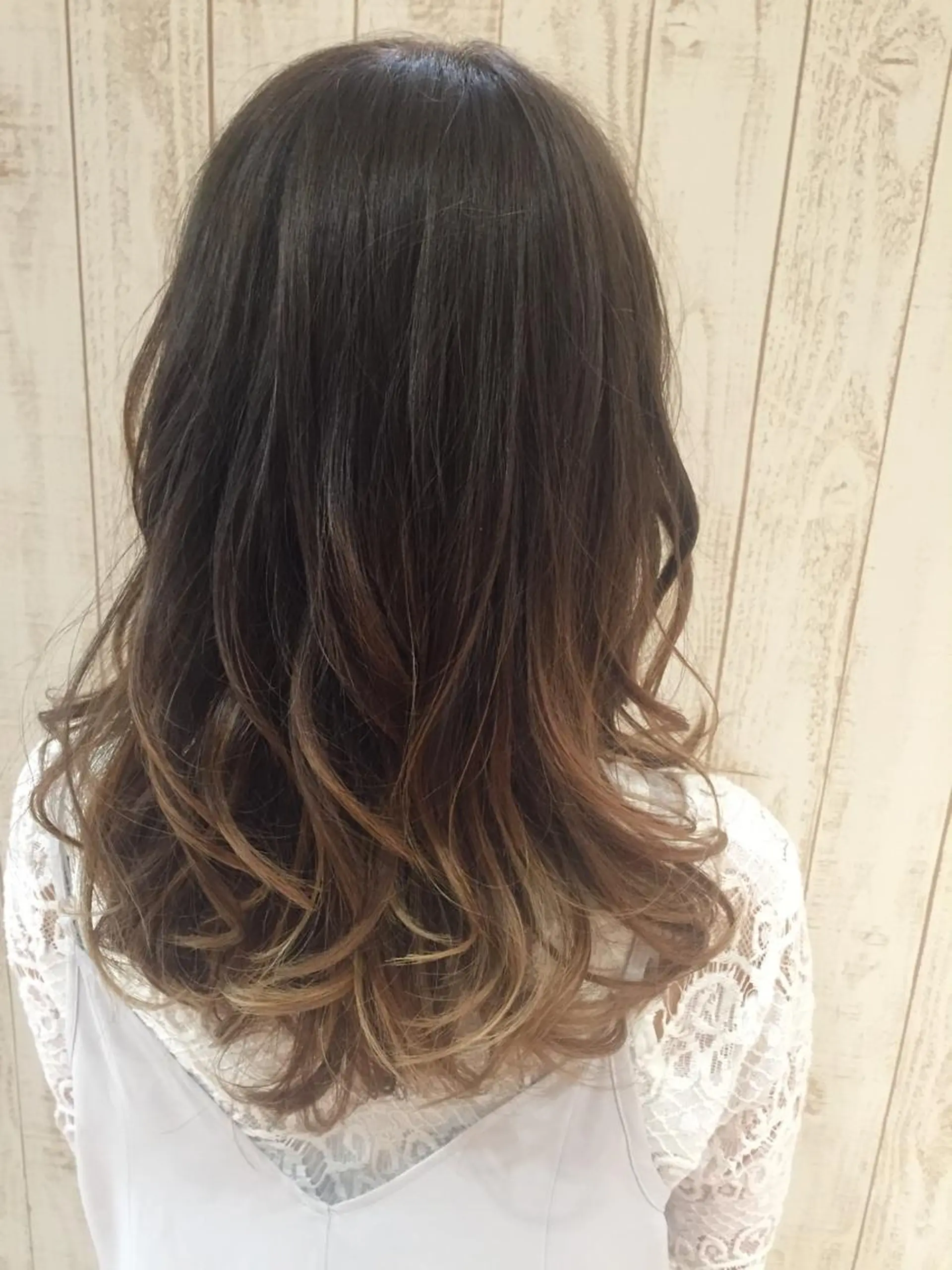 ロング カラー Le Clic所属・貝通丸 朱里のヘアスタイル