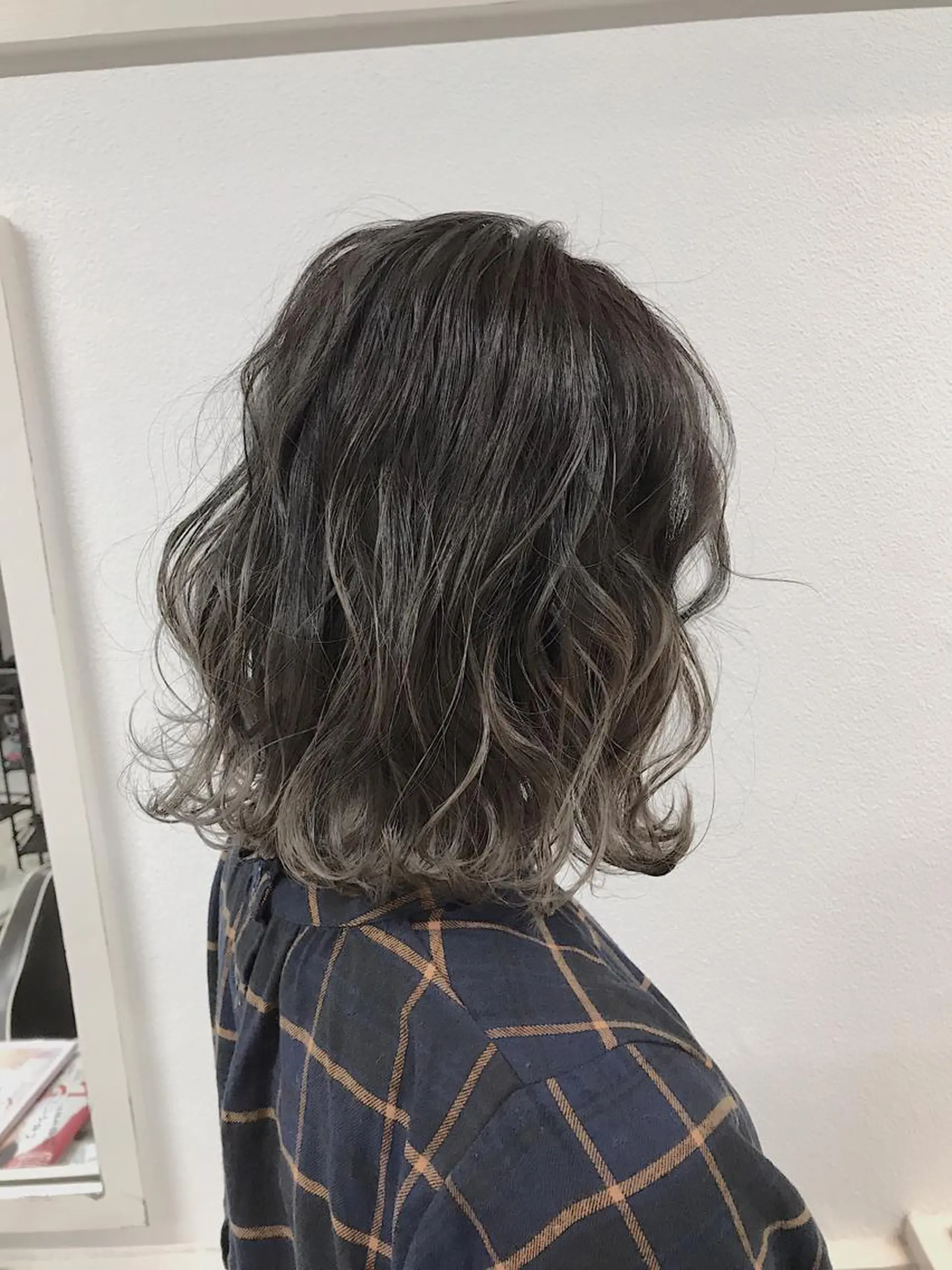 ミディアム カラー グレージュ lani ブリーチ /ダブルカラーのヘアスタイル