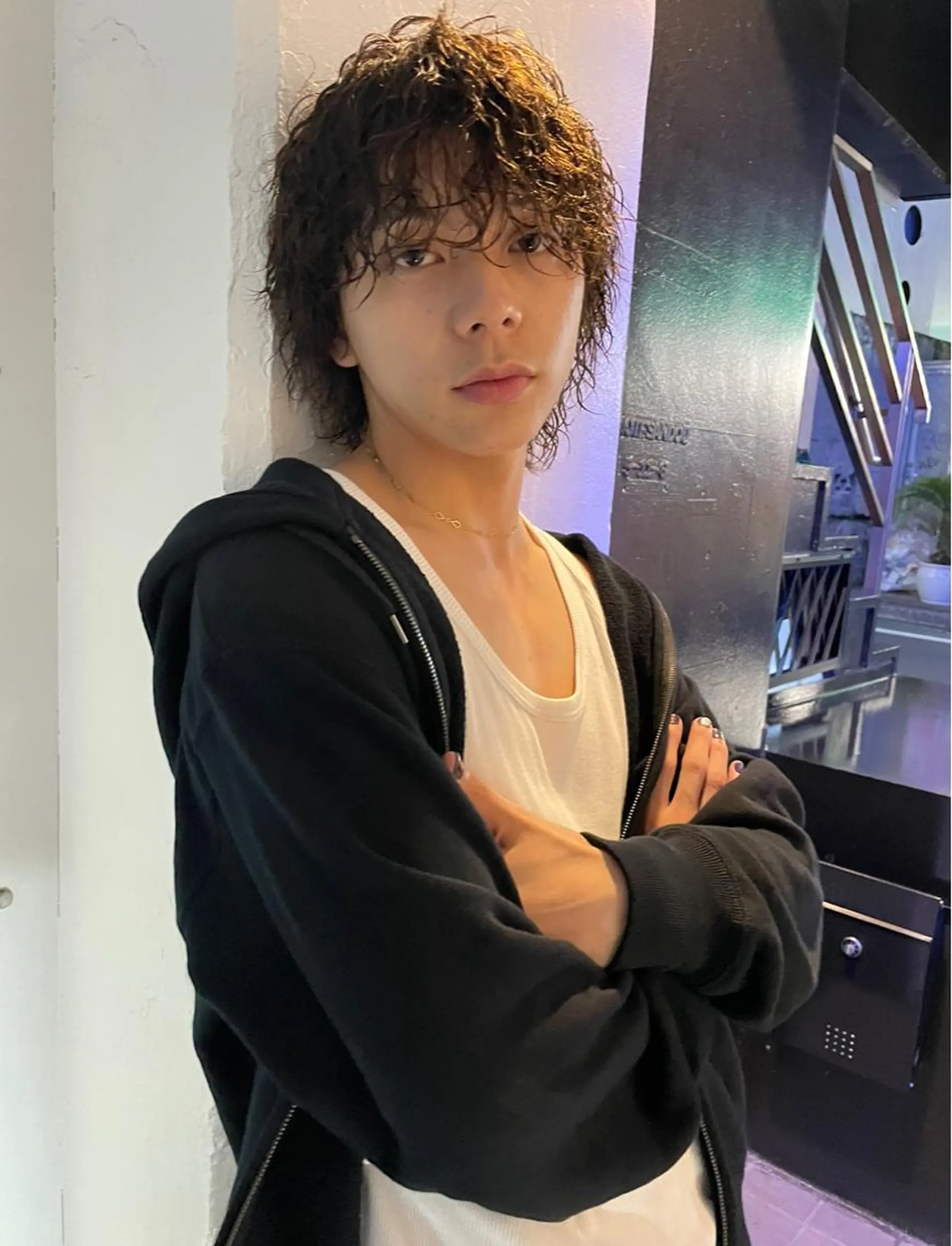 ミディアム カラー パーマ メンズ ミディアムパーマ メンズバレイヤージュ メンズブリーチ センターパート フェードカット スパイラルパーマ 🌐hina⭐️のヘアスタイル