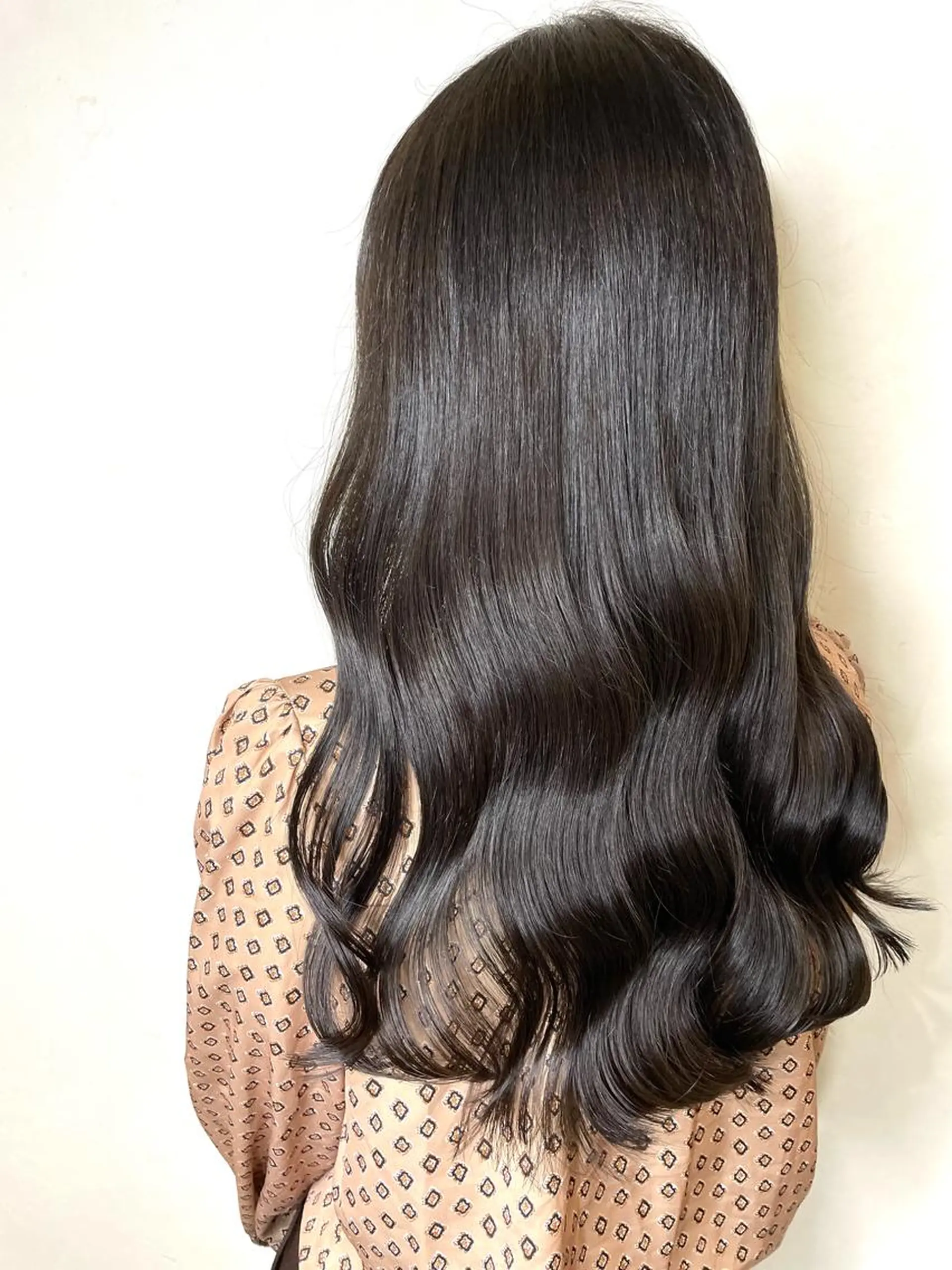 ロング カラー ベージュカラー 黒髪 ブリーチ ブルーカラー ブルーブラック カット ヘアカラー トリートメント オリーブカラー 特化　　kaiのヘアスタイル